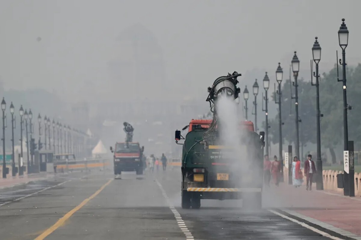 ディワリの翌日、ちりの粒子を沈静化させるために水を噴射するスモッグ防止車＝２０日、インド・ニューデリー/Sanchit Khanna/Hindustan Times/Getty Images
