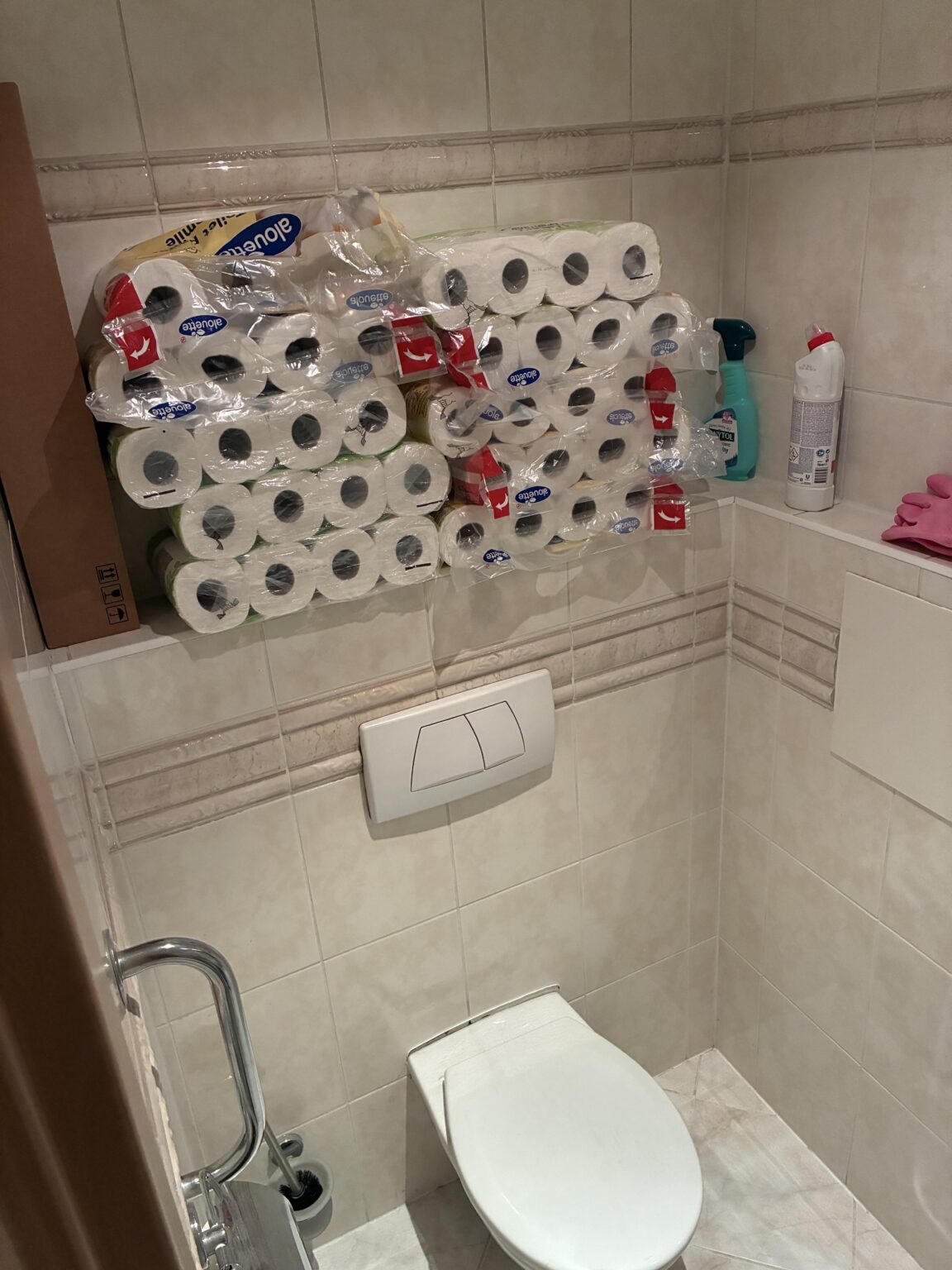 昨日誰かが彼が給料の前にトイレを持っていないと言った...私の家での状況と私は書記さえいない
