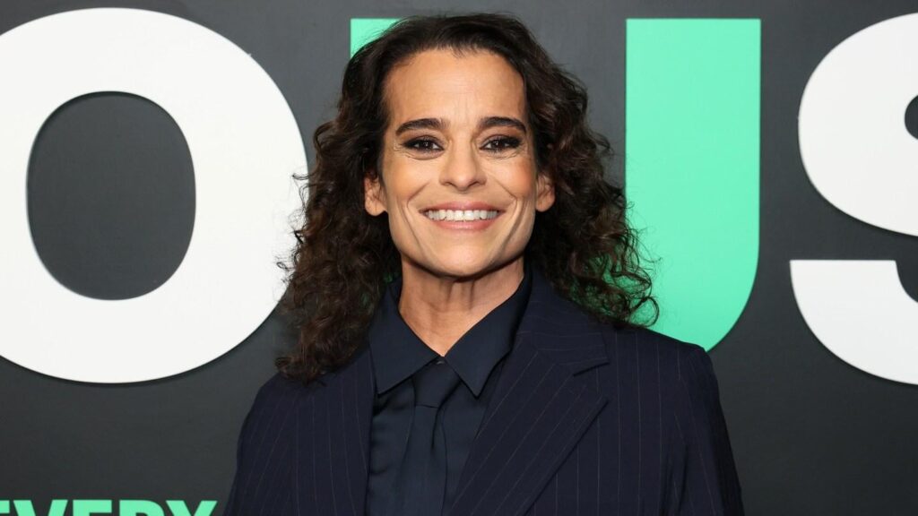 レズビアンスタンドアップコメディアンのジェシカキルソンは、リヤドコメディフェスティバルのパフォーマンスに「誠実な後悔」を表現しています