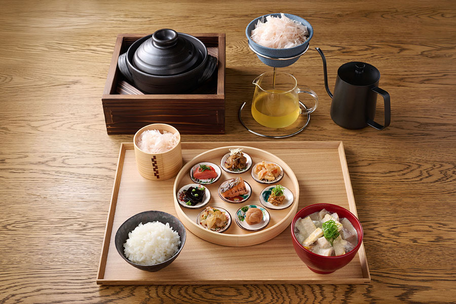明太子や漬け魚など8つのごはんのお供、粕汁、お粥が付く。昼の「ごはんのお供極み御膳0.01mm本枯鰹節出汁付き」2980円。目の前のドリッパーでとった出汁は、ごはんにかけてお茶漬けに（提供）