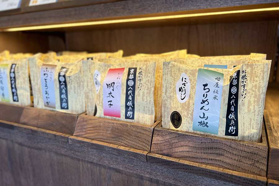 にぎりめしは7種類。後塩ではなく、炊飯時に塩を加える独自手法の「米屋の塩にぎり」150円