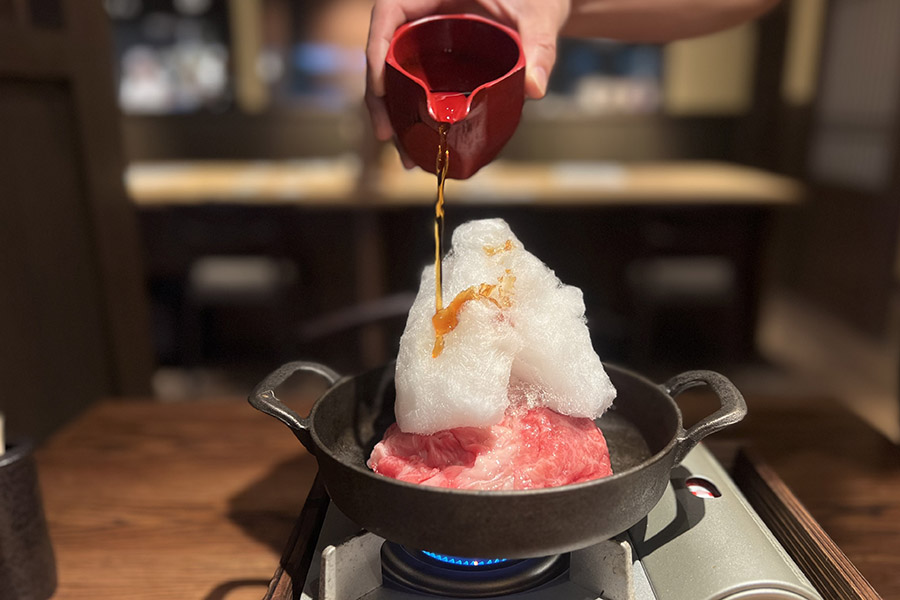 夜のアラカルトより。綿あめに割り下をかけるとすき焼き風の甘辛味に。「五感で味わう綿あめ 和牛鉄板焼き」1980円