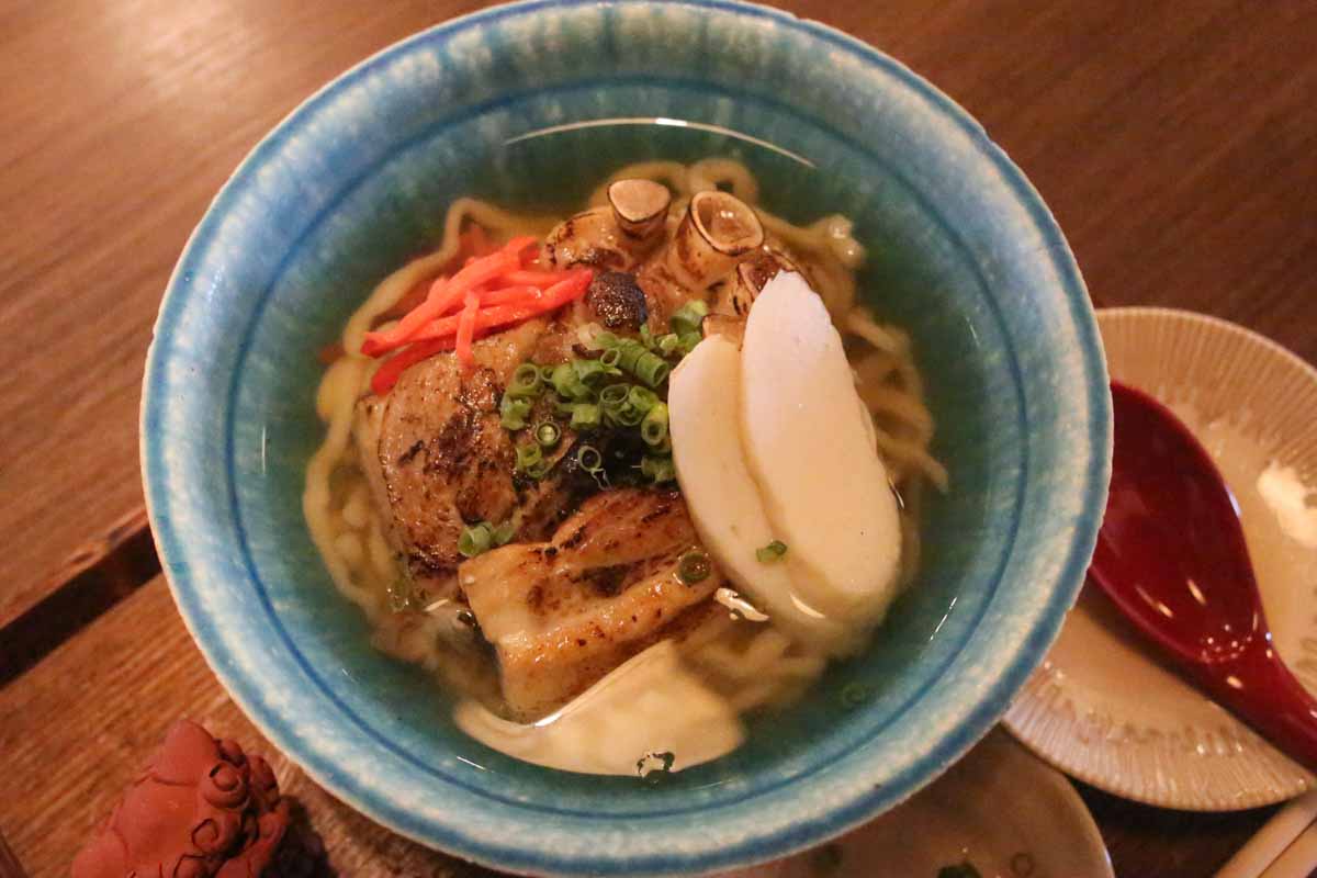 沖縄そば激戦区に新星誕生！ツルッと生麺とこだわりダシが懐かしいのに新しい「花すばや」（那覇市）