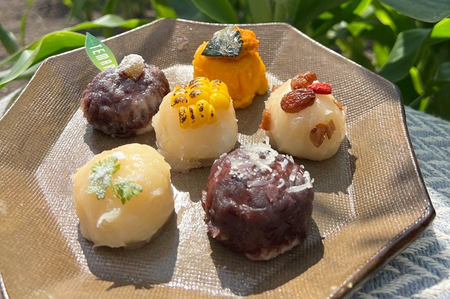 『阪神秋の北海道市場』に登場する「TEMARI」のひとくちおはぎ（十勝あずき・焼きとうもろこし・ミルク飴など1個270円〜）は「阪神梅田本店」初出店。10月22日〜27日のみ