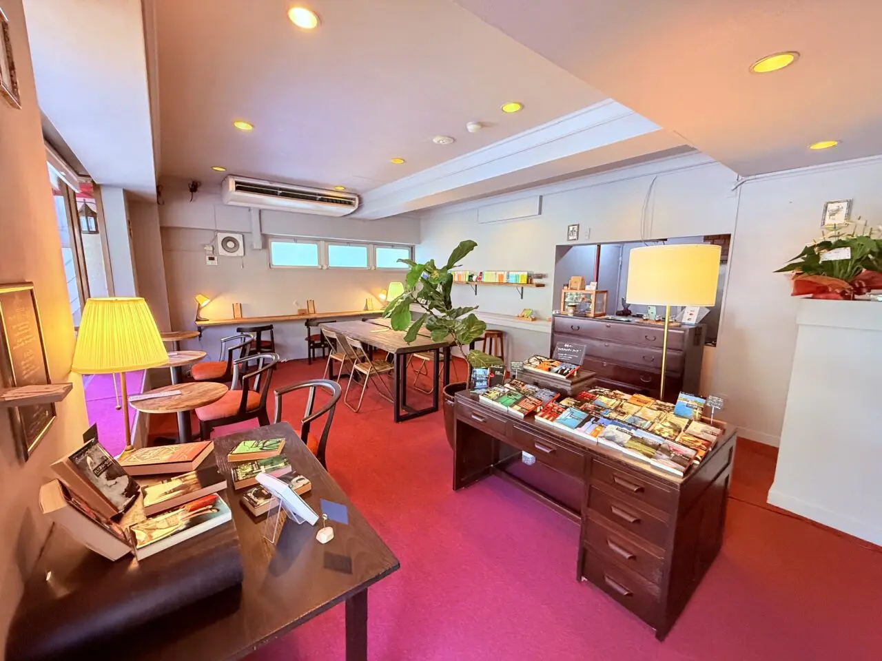 2025年10月4日にオープンしたミステリー小説が並ぶ「ブックカフェ ひいろ書店」の店内の様子