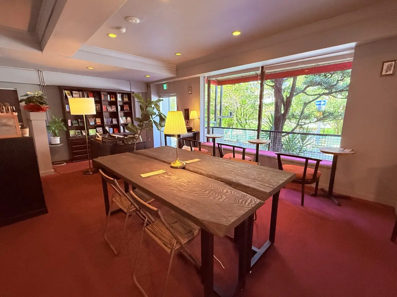 2025年10月4日にオープンしたミステリー小説が並ぶ「ブックカフェ ひいろ書店」の店内の様子