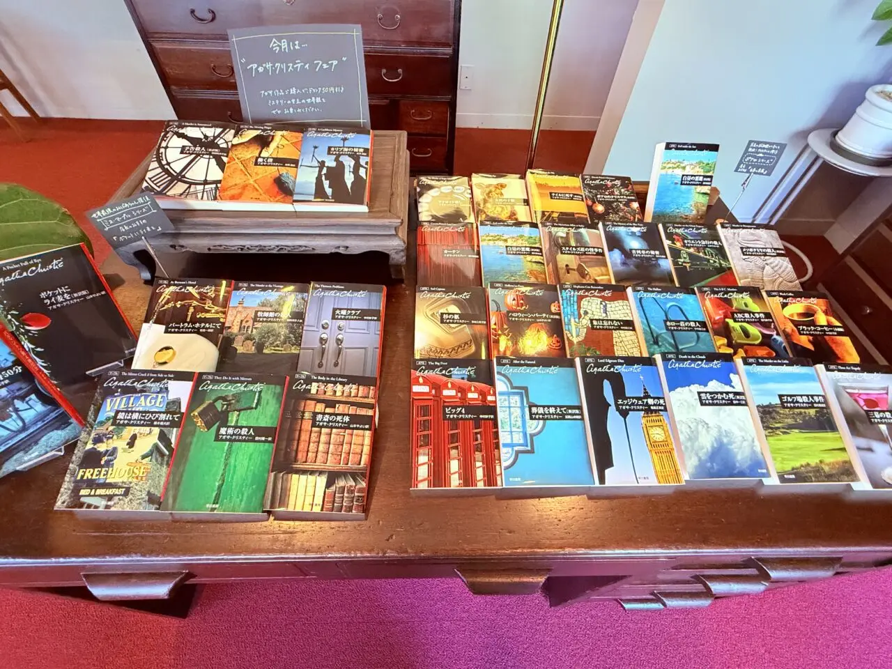 2025年10月4日にオープンしたミステリー小説が並ぶ「ブックカフェ ひいろ書店」の店内の様子