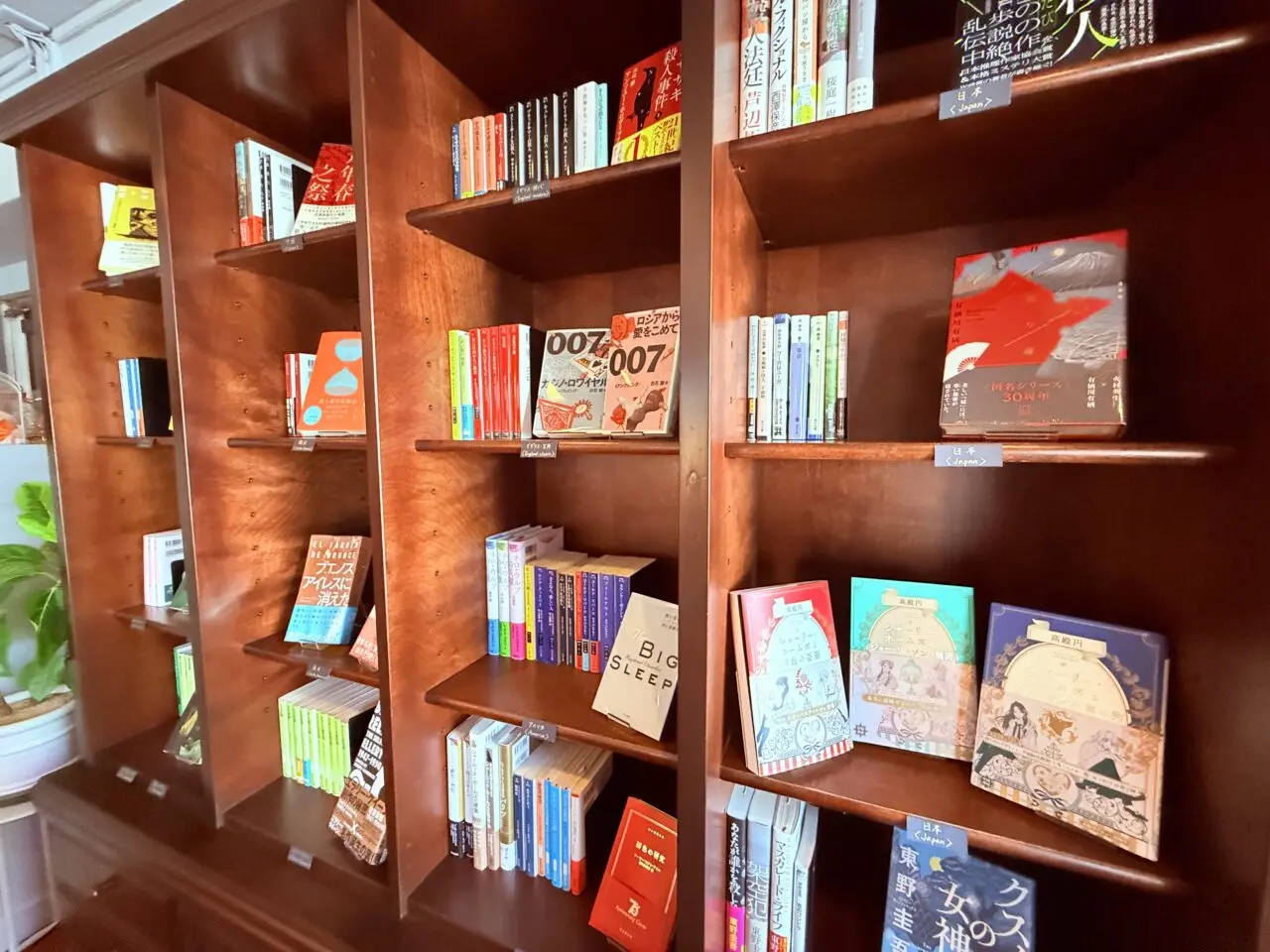 2025年10月4日にオープンしたミステリー小説が並ぶ「ブックカフェ ひいろ書店」の店内の様子