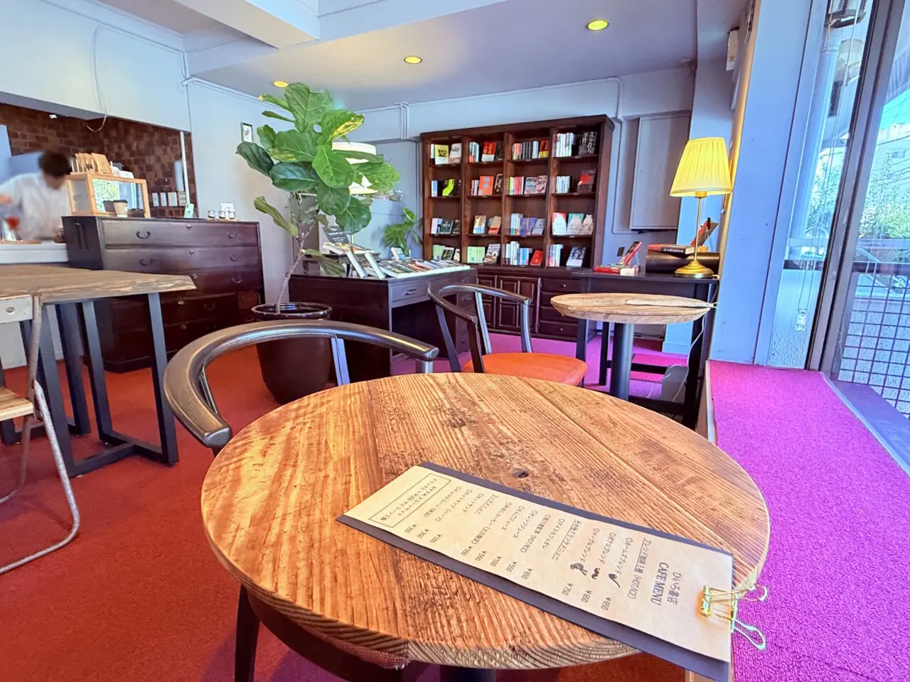 2025年10月4日にオープンしたミステリー小説が並ぶ「ブックカフェ ひいろ書店」の店内の様子