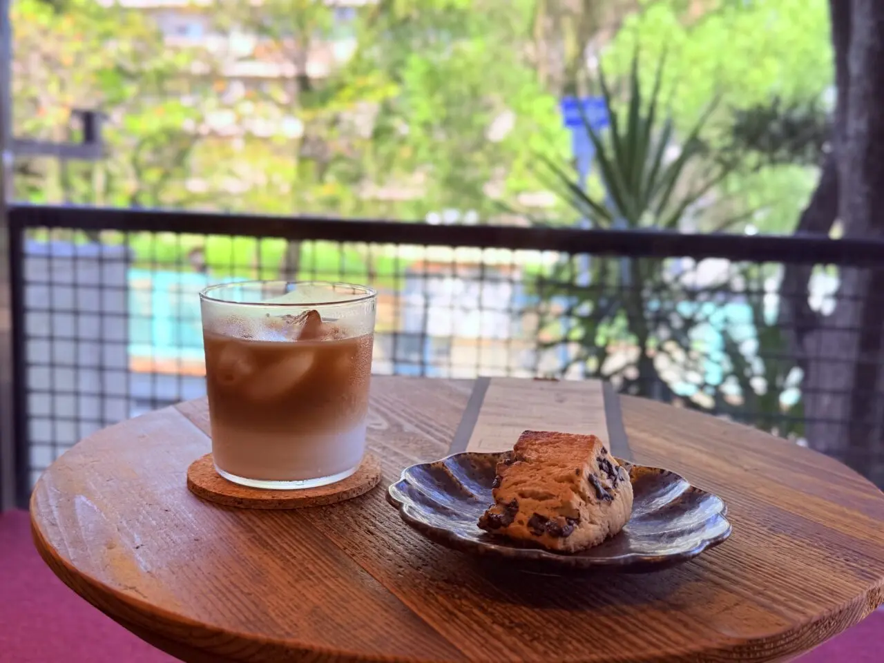 2025年10月4日にオープンしたミステリー小説が並ぶ「ブックカフェ ひいろ書店」の店内の様子