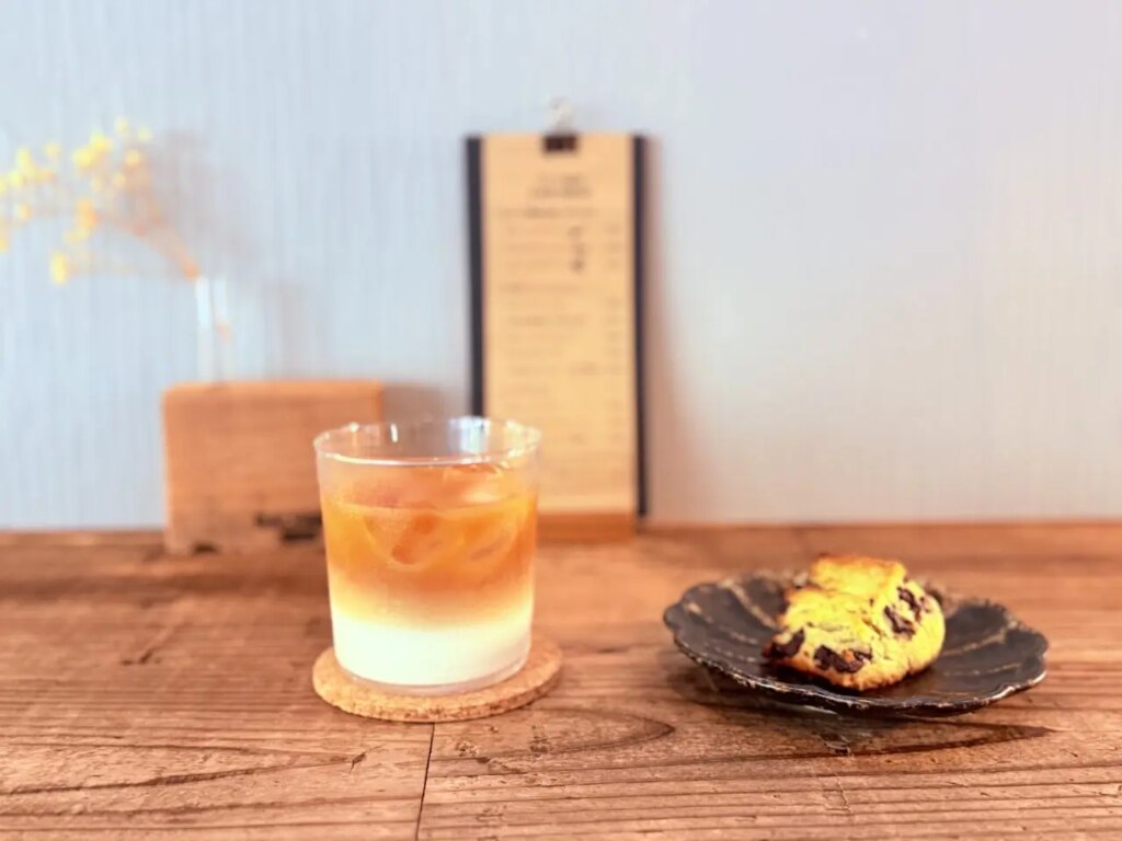 【高知市】ミステリー小説が並ぶ「ブックカフェ ひいろ書店」が10月4日オープン!オシャレな店内でコーヒーと読書を楽しめます♪ | 号外NET 高知市 2025年10月4日にオープンしたミステリー小説が並ぶ「ブックカフェ ひいろ書店」の店内の様子