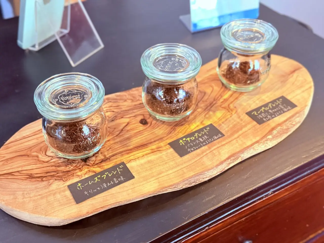 2025年10月4日にオープンしたミステリー小説が並ぶ「ブックカフェ ひいろ書店」の店内の様子