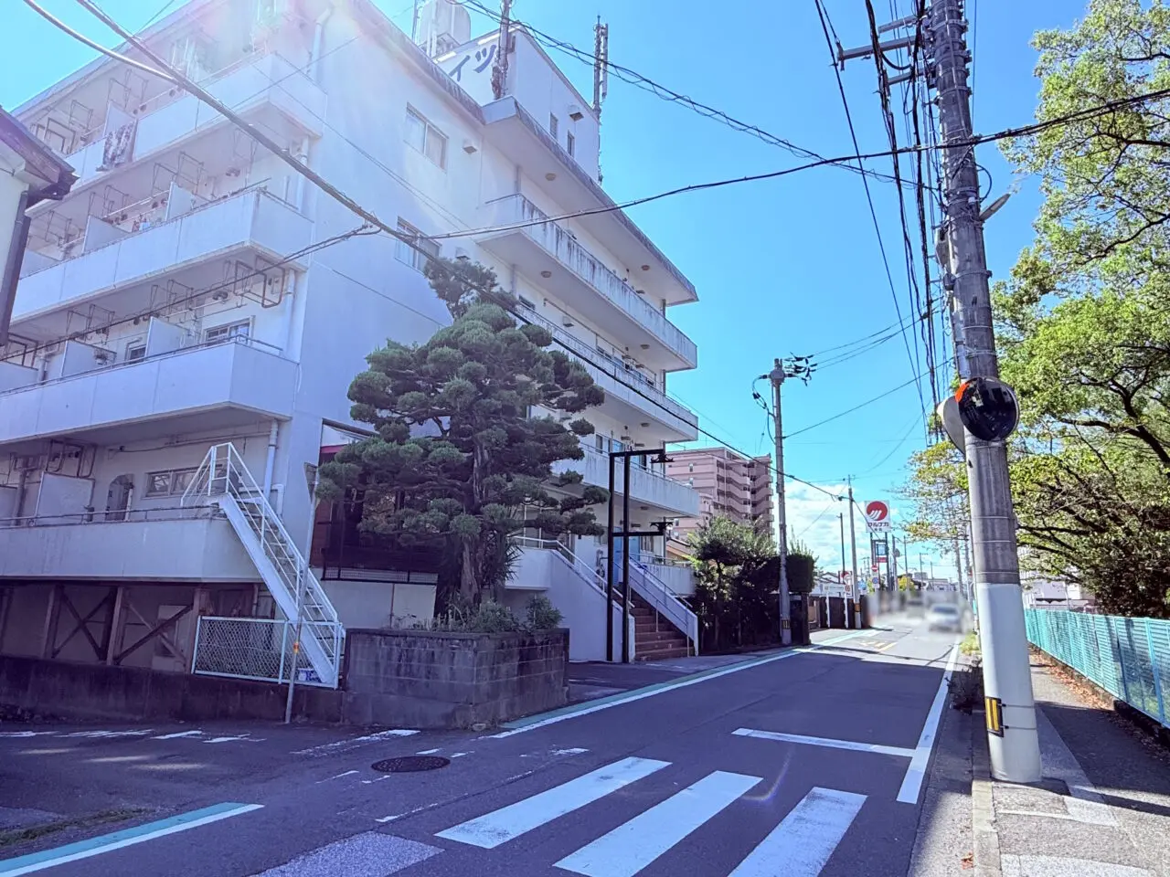 2025年10月4日にオープンしたミステリー小説が並ぶ「ブックカフェ ひいろ書店」の外観