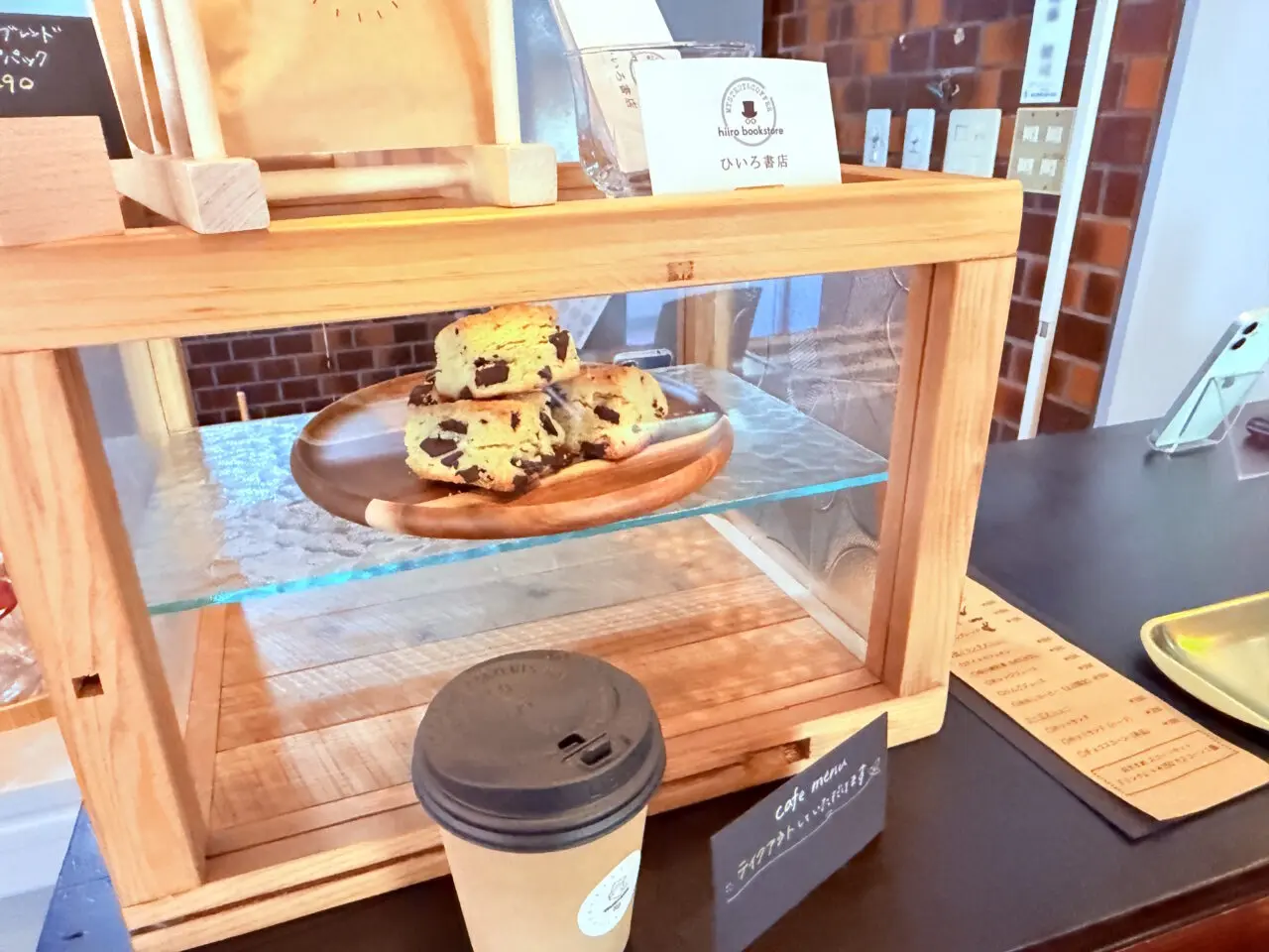 2025年10月4日にオープンしたミステリー小説が並ぶ「ブックカフェ ひいろ書店」の店内の様子