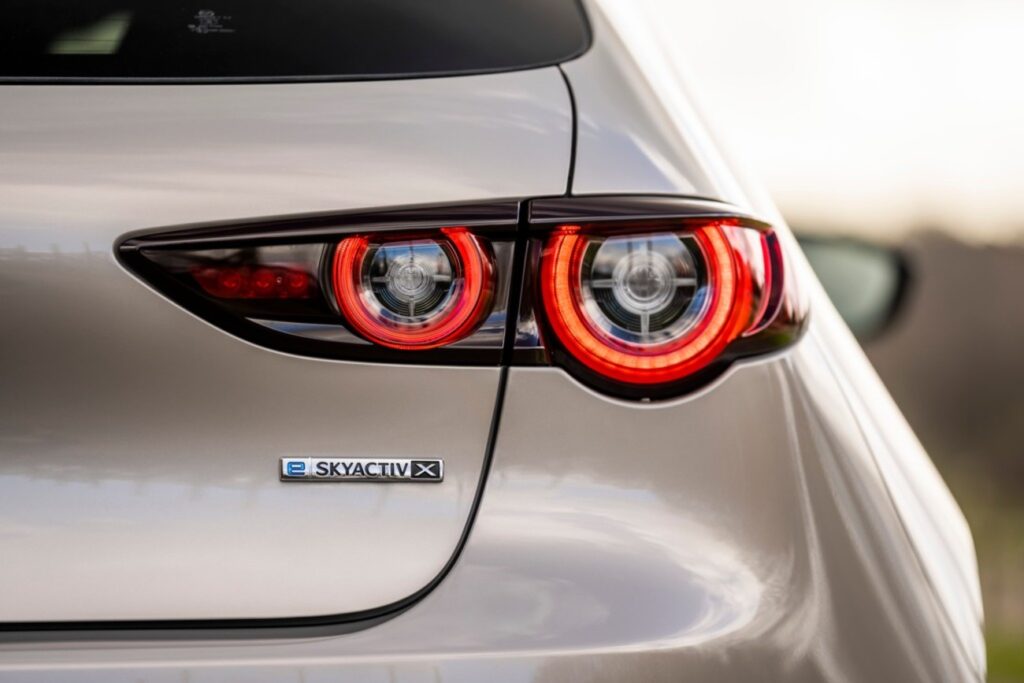 「MAZDA3」のSKYACTIVリアエンブレムは米国仕様 2026年モデルでも無くなっていました（2.5ターボ車のみ継続採用） - つらつらとMAZDA
