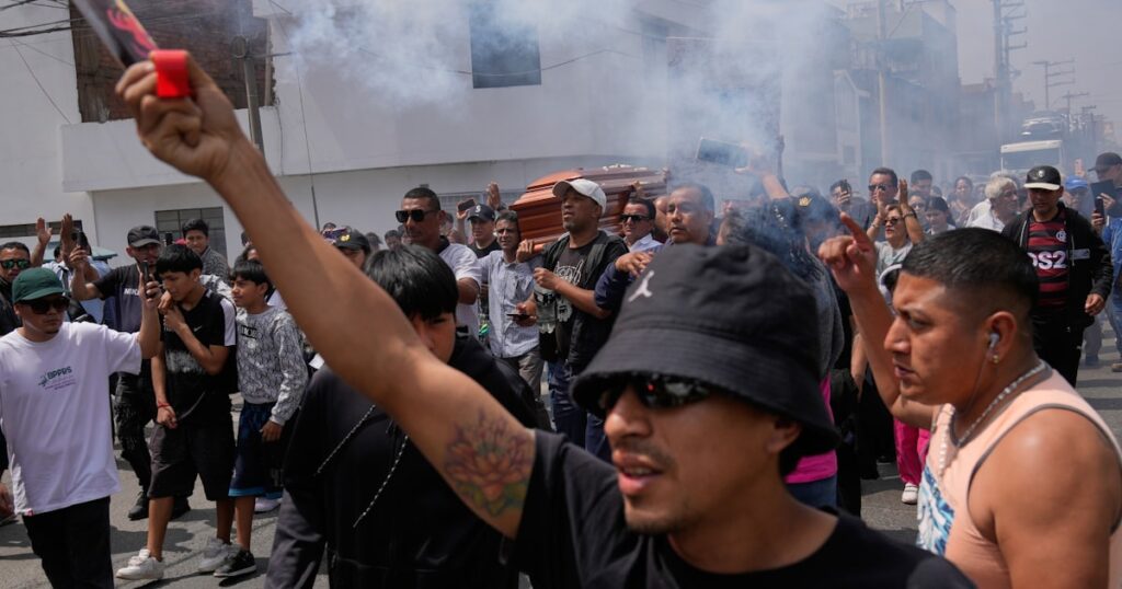 ペルー首都リマに非常事態宣言 治安悪化で反政府デモも - 日本経済新聞