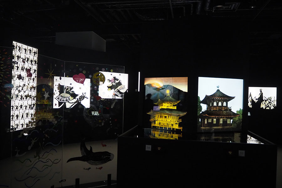 作品下に水を使った展示の『金閣寺』『銀閣寺』（中央）など幻想的な空間が広がる(C)Fujishiro Seiji Museum