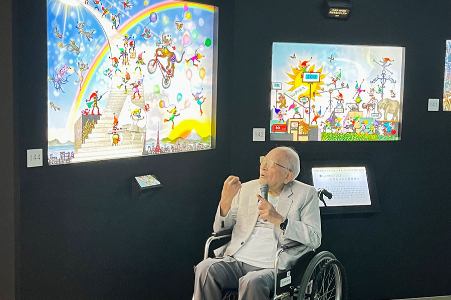 101歳の誕生日に公開された『藤城清治101 アビーと共に生きる』は、明るい未来へ向かっていく希望が描かれていると解説した影絵作家・藤城清治氏（10月21日・大阪市内）