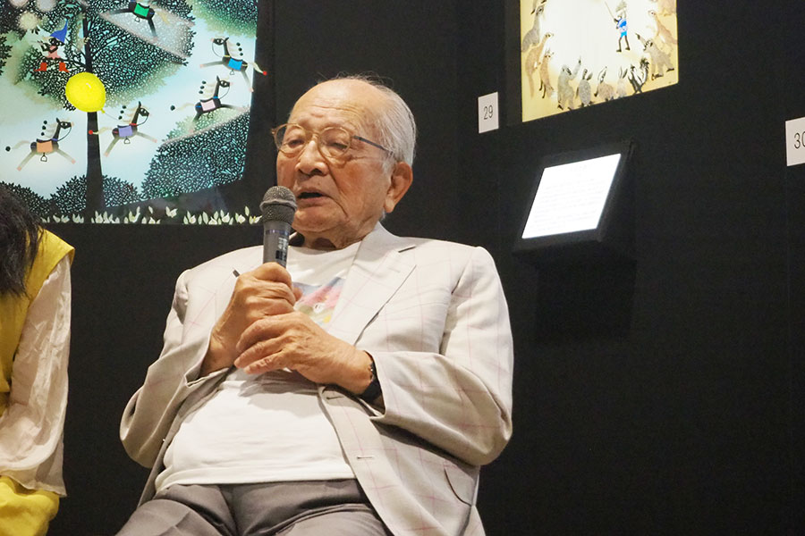 『藤城清治101歳展 生きている喜びをともに』内覧会に出席した影絵作家・藤城清治氏（10月21日・大阪市内）