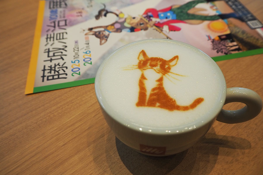 会場の併設カフェ「CAFE Lab.」ではこびとや猫など、作品にちなんだ5種の柄の「『影絵』カプチーノ」（各990円）を販売