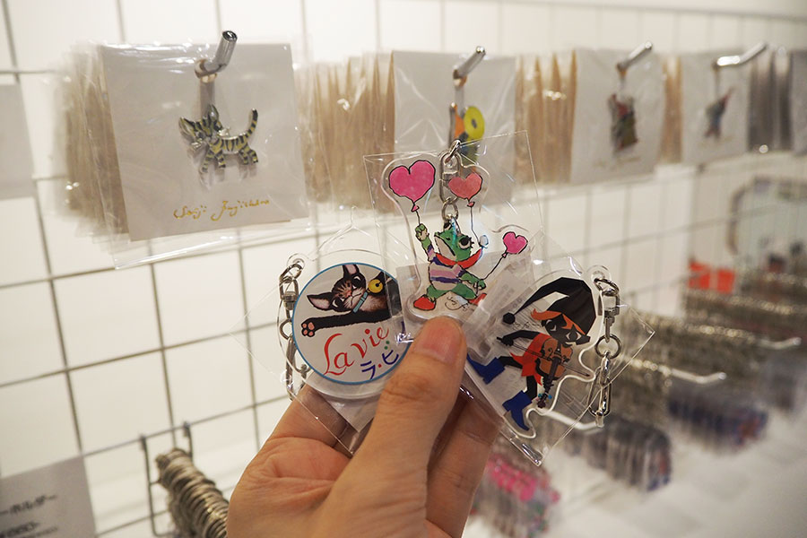 グッズ売場では、アクリルキーホルダーなどの雑貨、文具などを販売