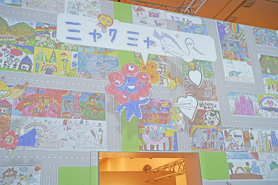 「ミライのひょうごゾーン」では、紙に描いた絵が画面上で飛び回る（10月7日／Lmaga.jp撮影）
