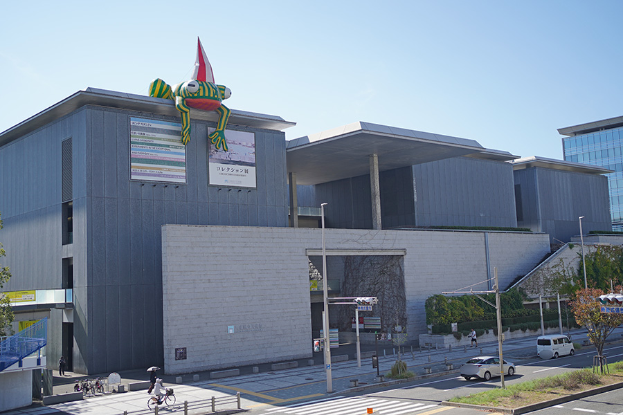 「兵庫県立美術館」（神戸市中央区）の外観（10月7日／Lmaga.jp撮影）