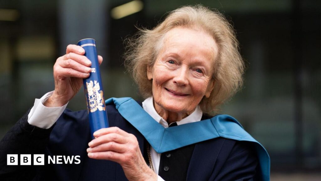 ロンドンデリー：90歳の女性が大学を卒業