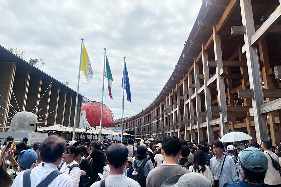 閉幕間際の10月10日、人気のイタリア館前は大混雑（Lmaga.jp撮影）