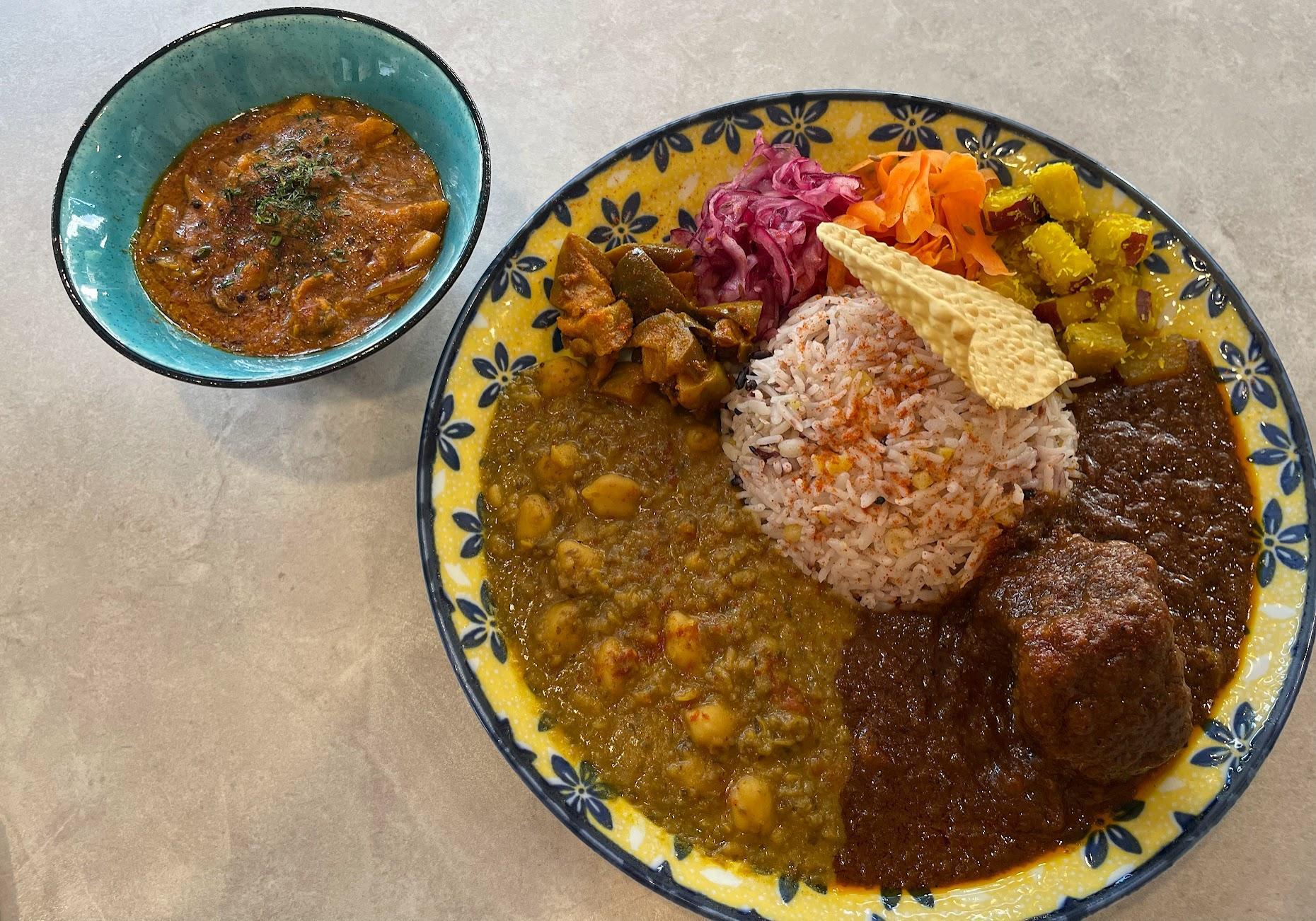 右よりポークカレー、豆ときのこのカレー、今週の限定。