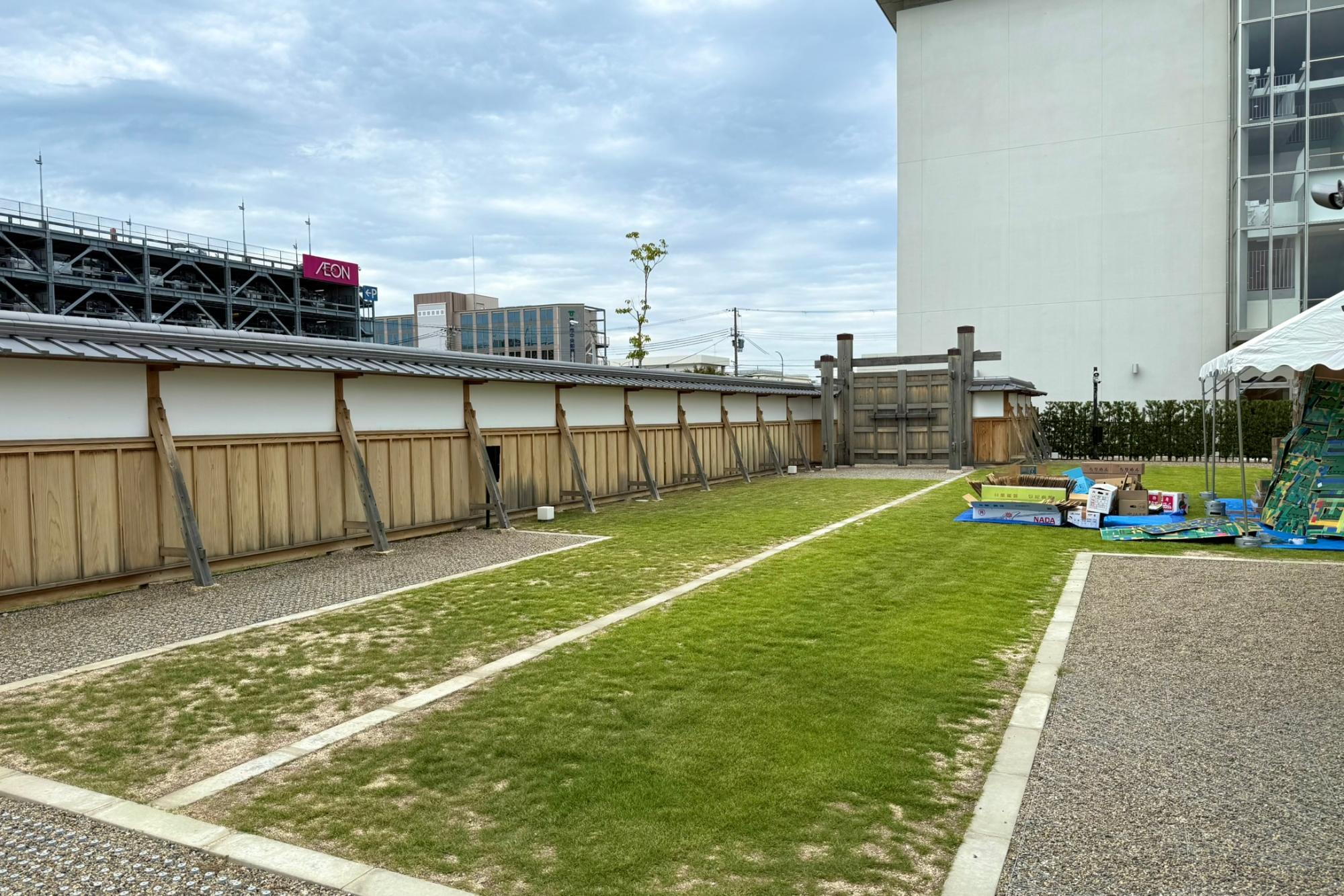 兵庫津ミュージアムの初代県庁館裏にある芝生広場では、11時から15時まで定期的にジャズライブが開催