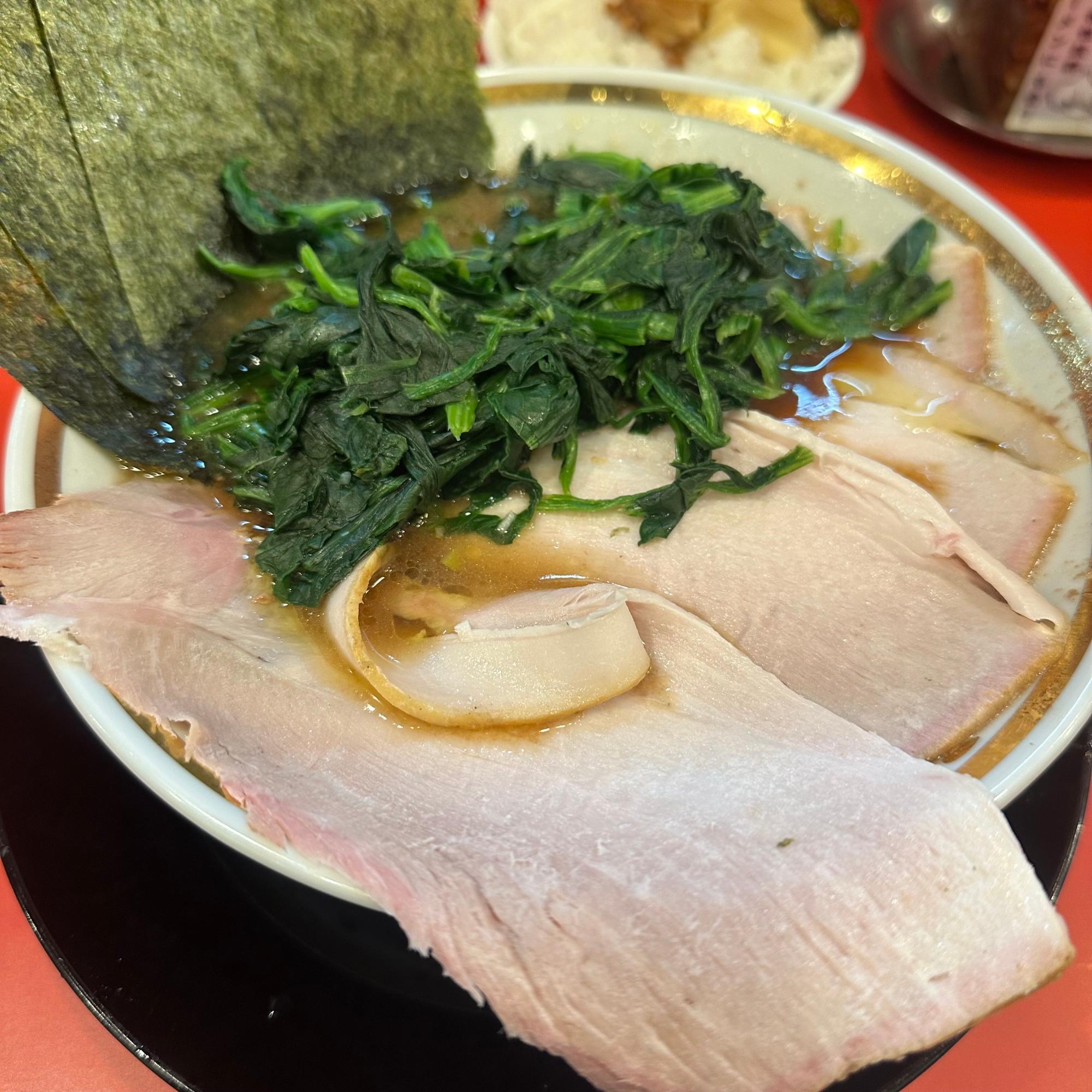 注文したのは「燻製チャーシューメン並（1200円）」に「ほうれん草」トッピング（200円）