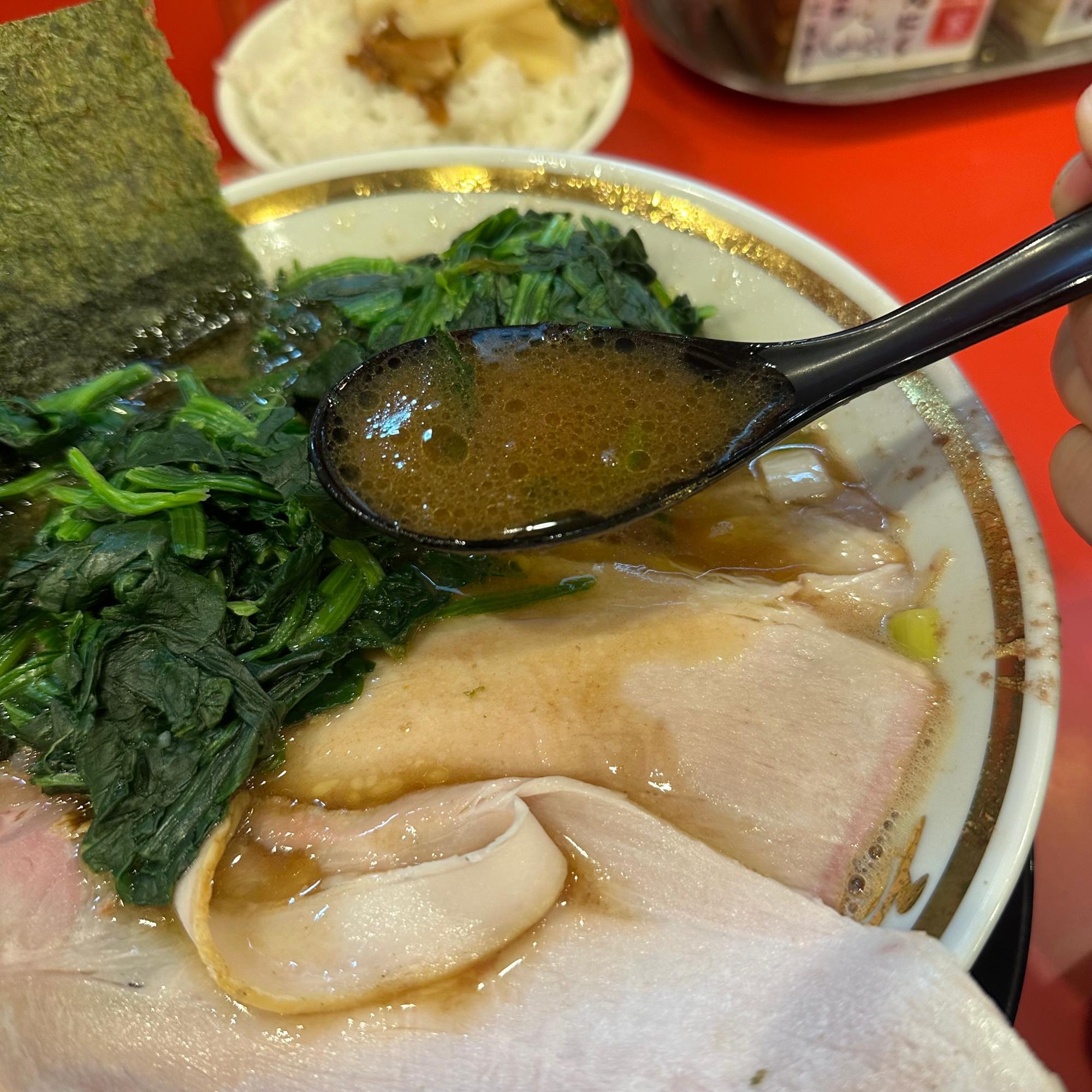 スープは、濃厚な豚骨醤油で、ガッツリ系の家系を求める方にはうってつけ。