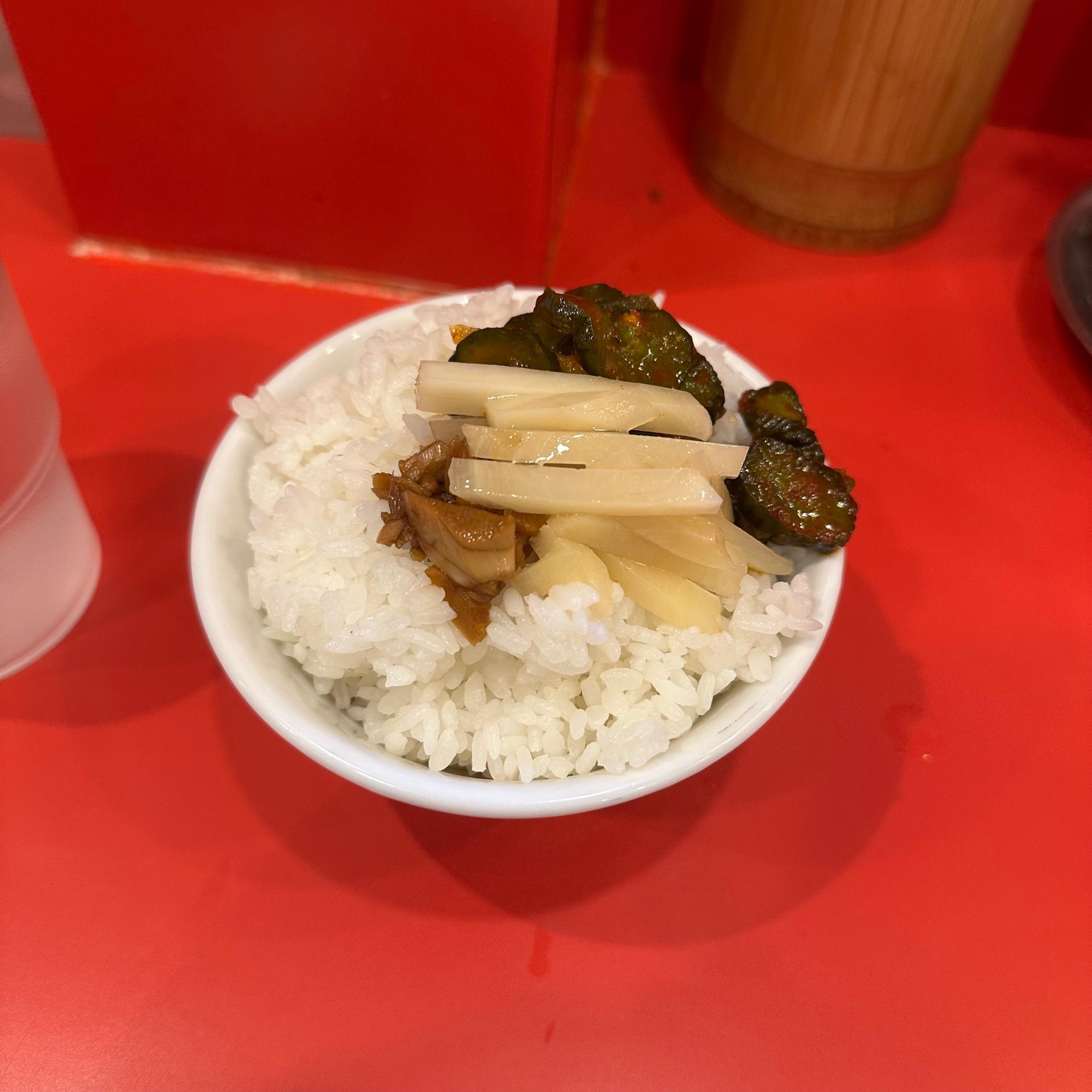 ライスはセルフで盛り放題。