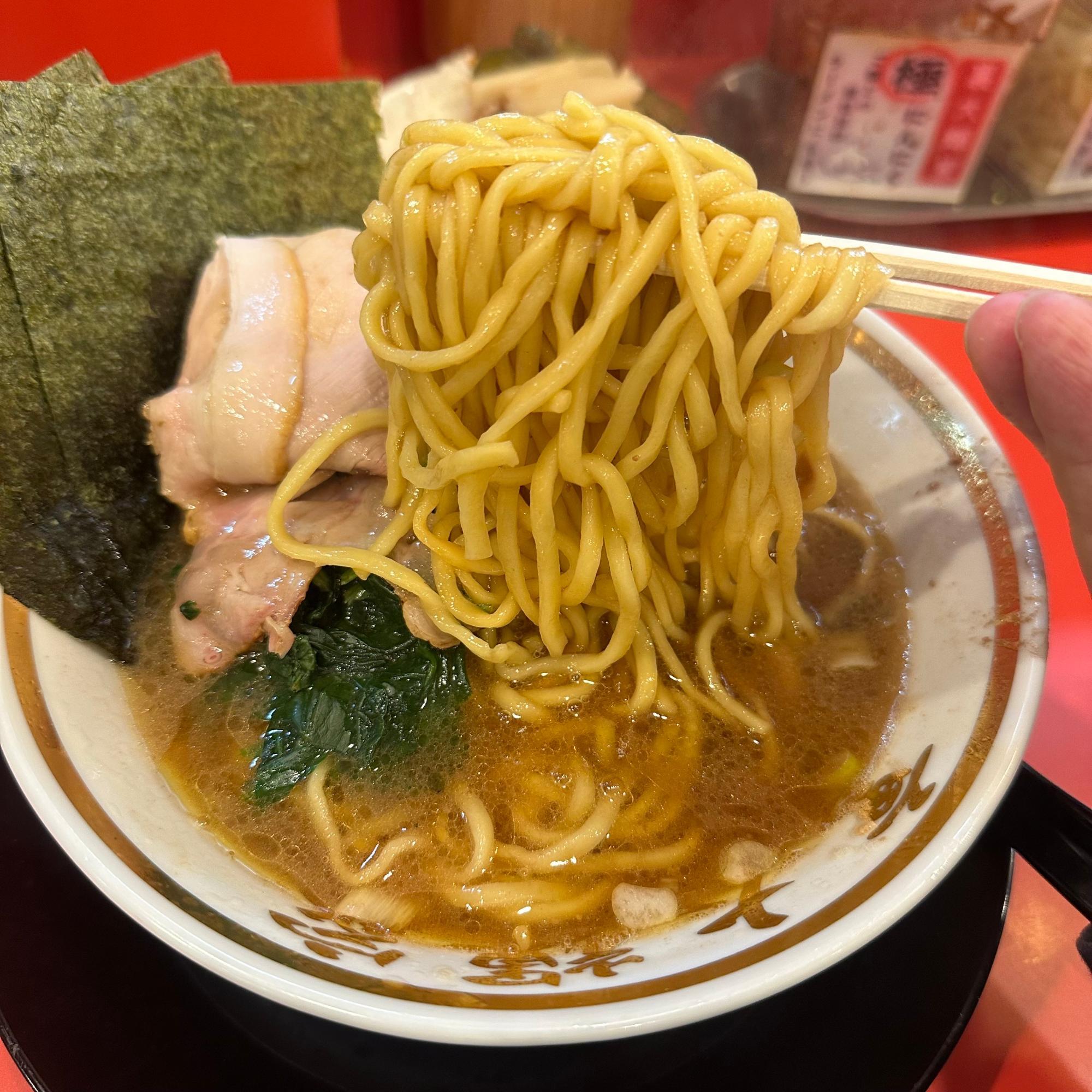 濃いめの家系でご飯も進む