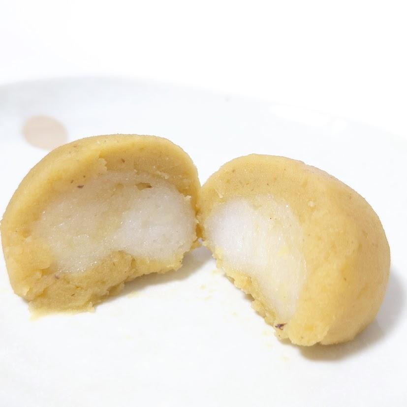 ひと口でも食べられそうですが、思いのほか栗餡とお餅が溢れてしまいそうになるのでお気をつけて