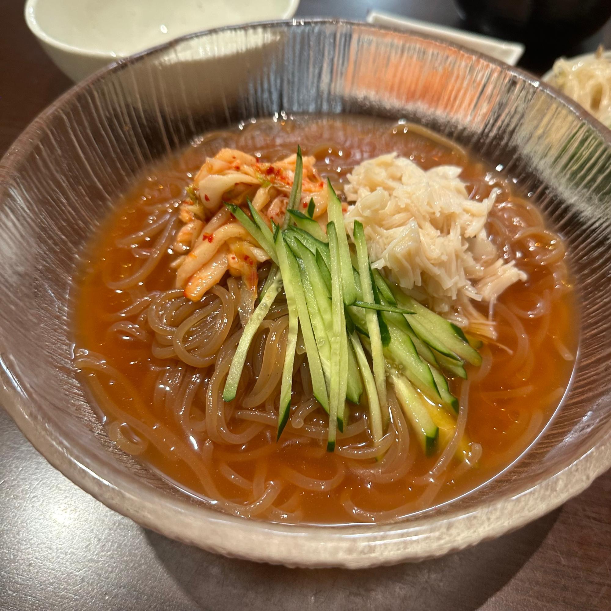 冷麺は6種類あり、私は「ホタテ冷めん」（1,550円）を注文。