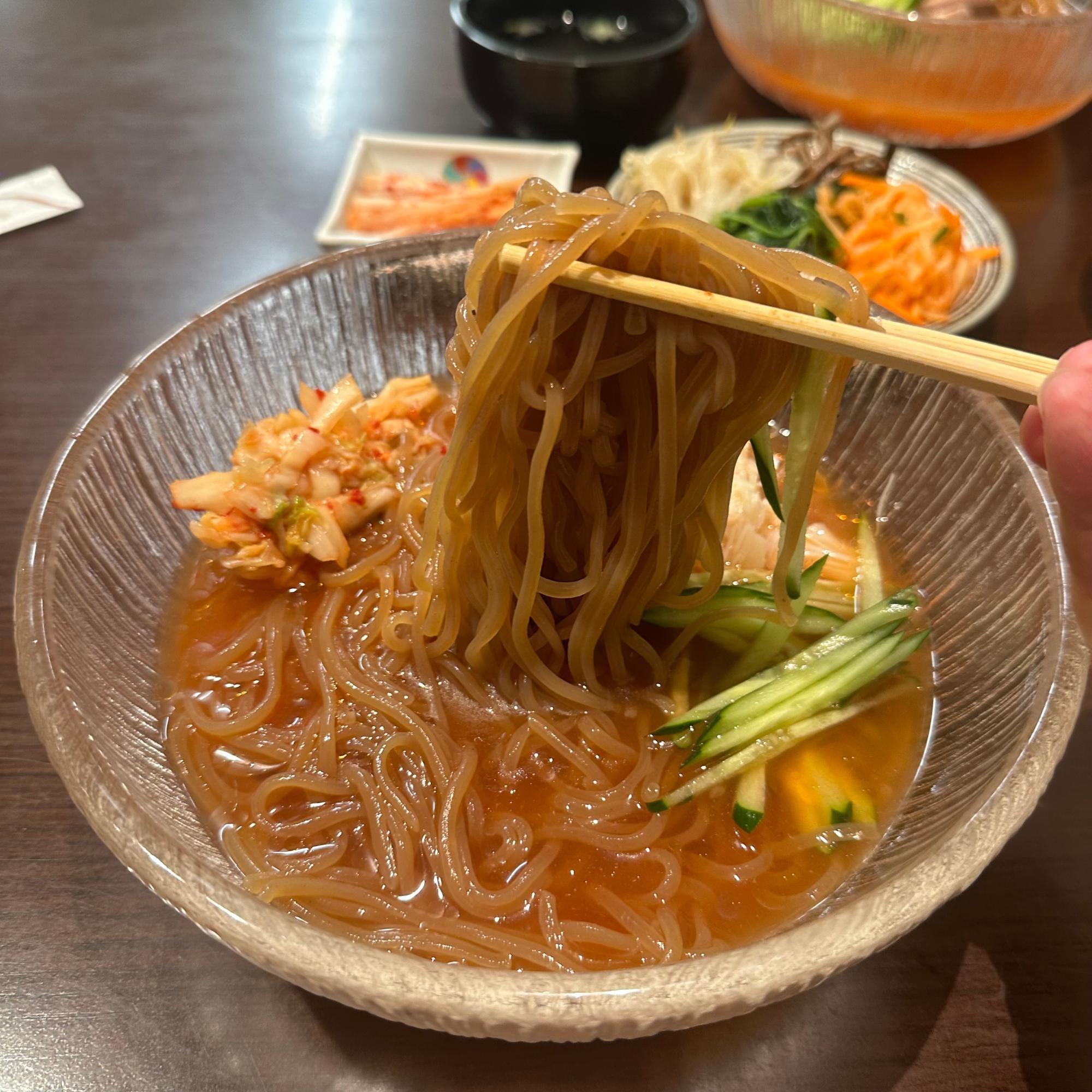 特筆すべきはどんぐり粉を使用した麺。