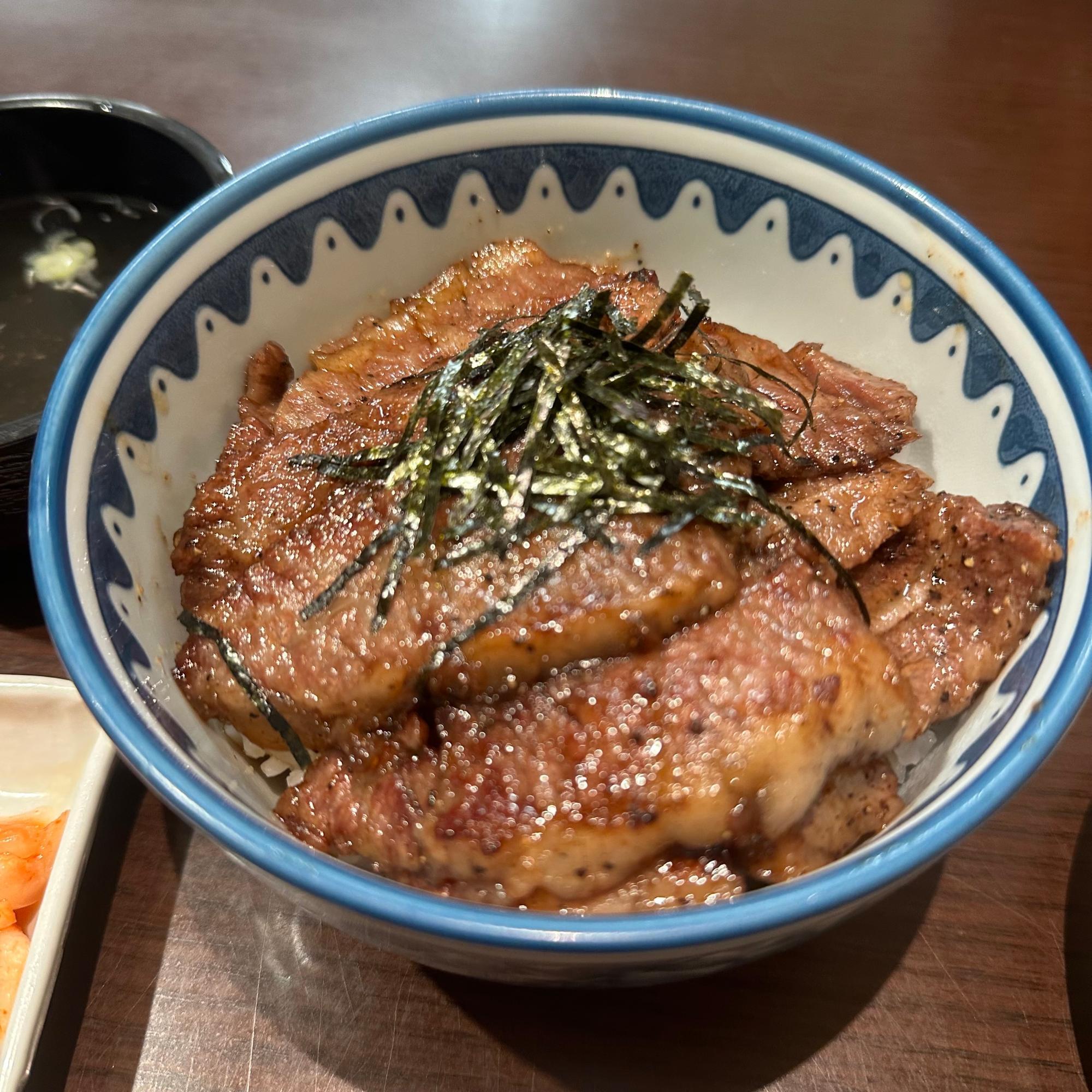 ご飯メニューも侮れません。この日は「ハラミ丼」（1,800円）を追加。
