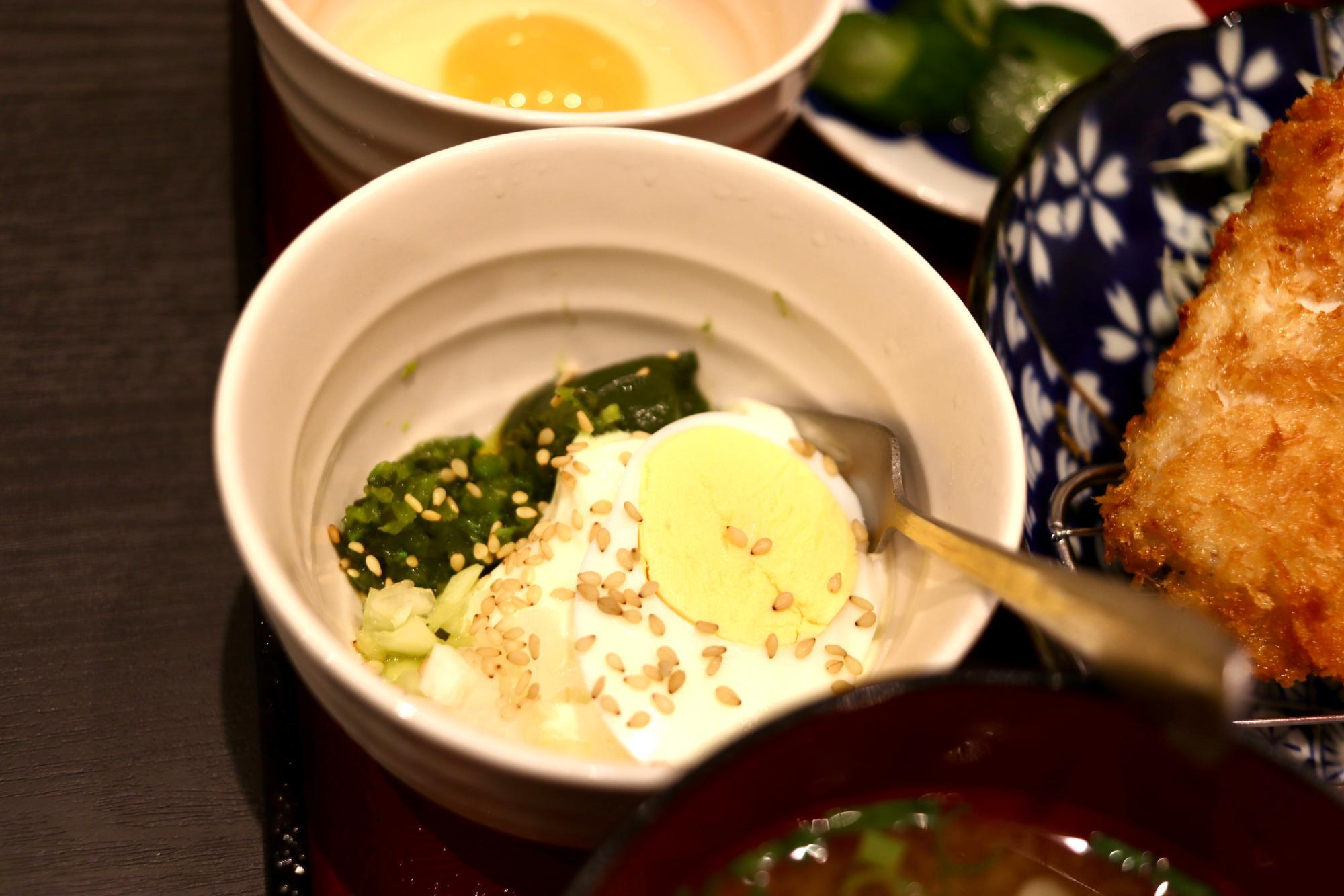 自らタルタルソースを混ぜて味わいます