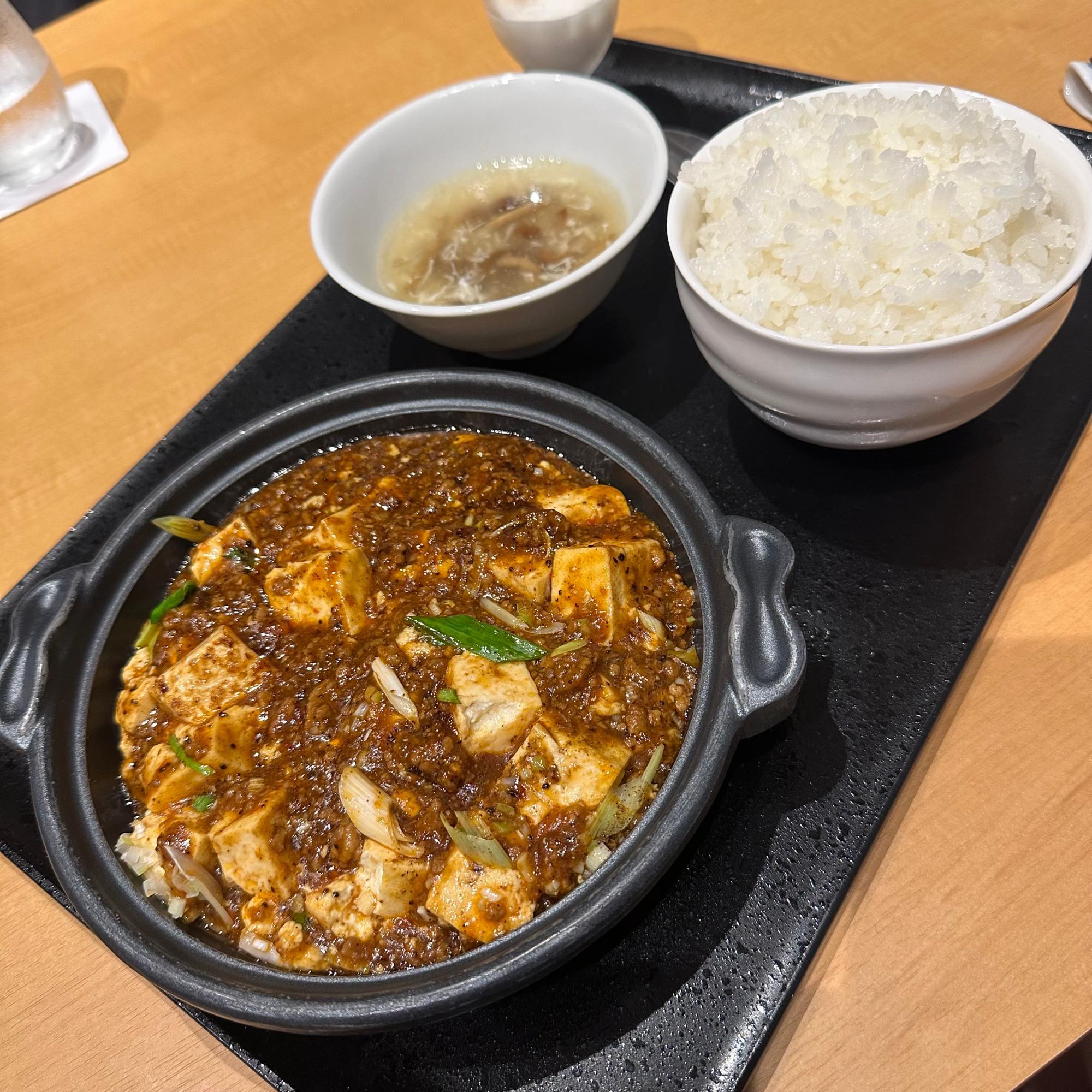 ランチタイムに注文したのは「麻婆豆腐ランチセット（税込1,430円）」。