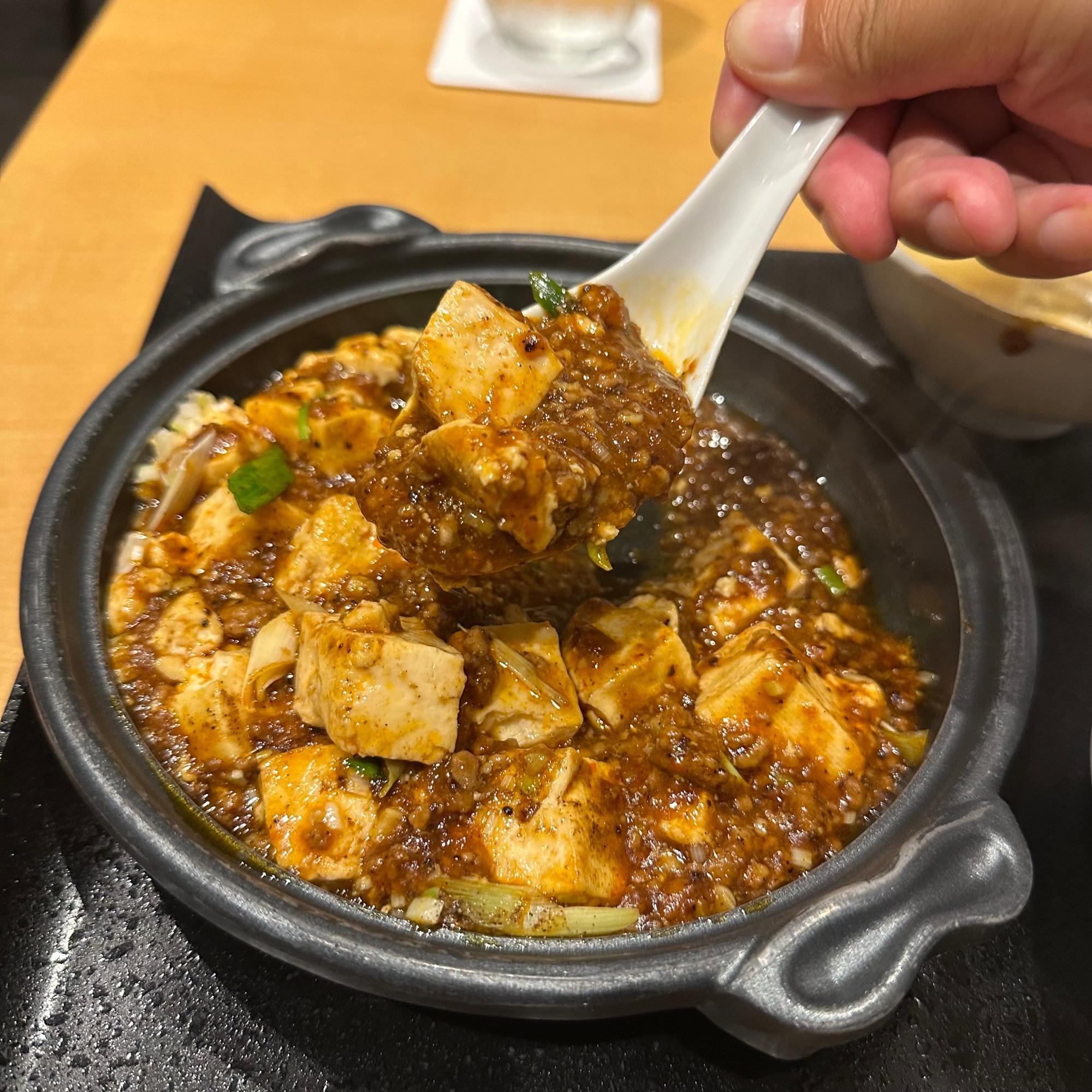 一口食べると、花椒の香りがふわりと鼻を抜け、奥深い辛味と痺れが絶妙に調和。