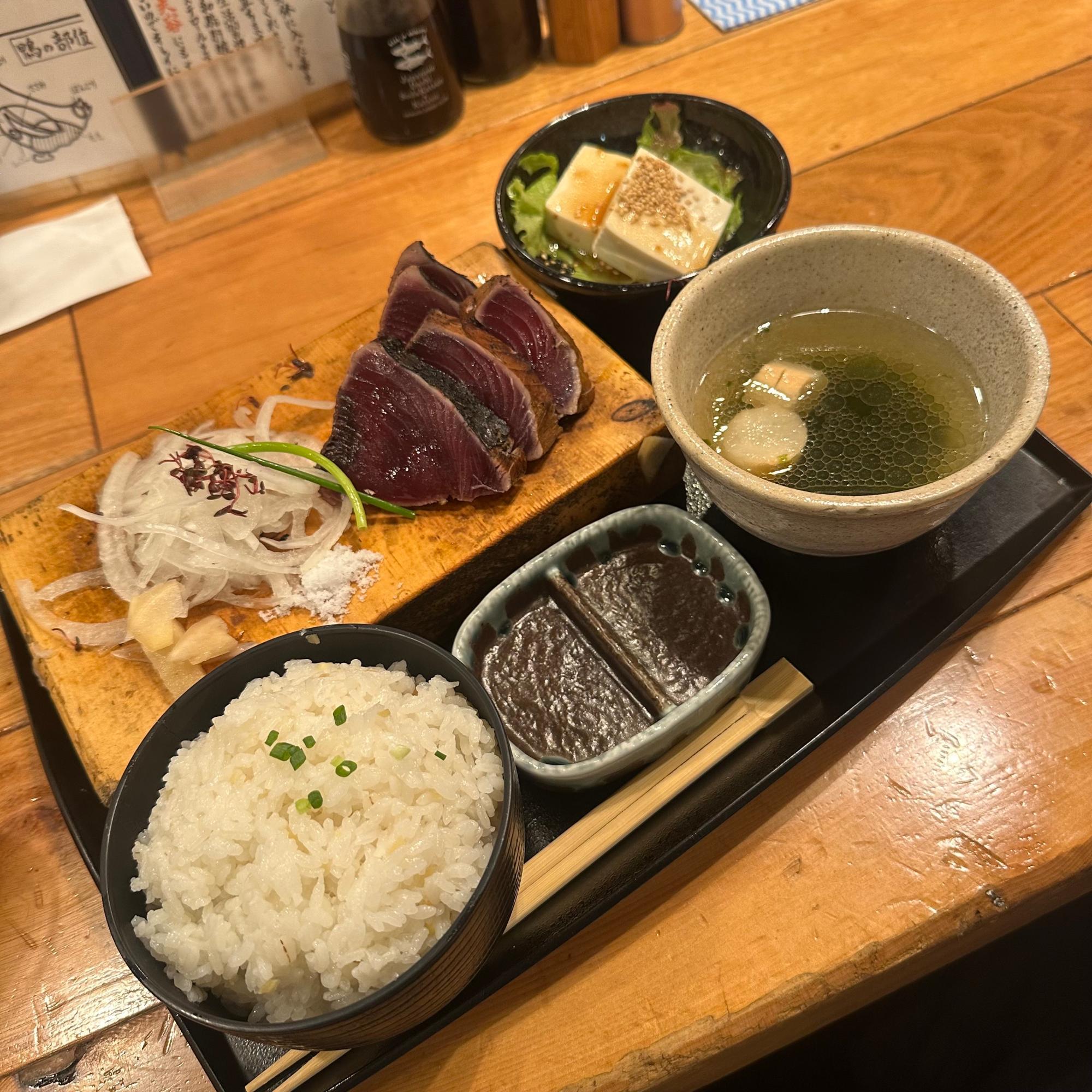今回は、看板メニューの「鰹の藁焼き定食（1,400円）」を注文しました。ご飯の大盛は、無料