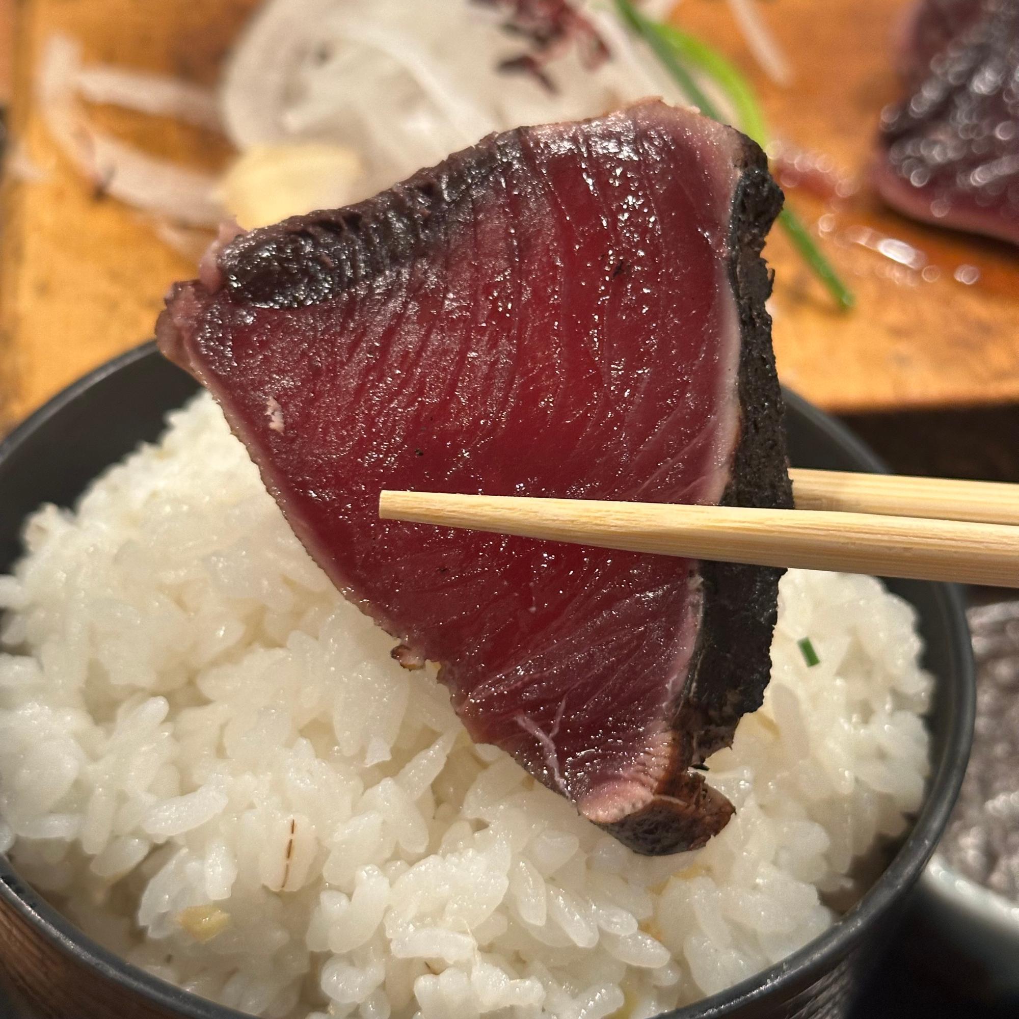 口に入れた瞬間、藁の香りがふわっと広がり、鰹の旨みがギュッと凝縮されています。