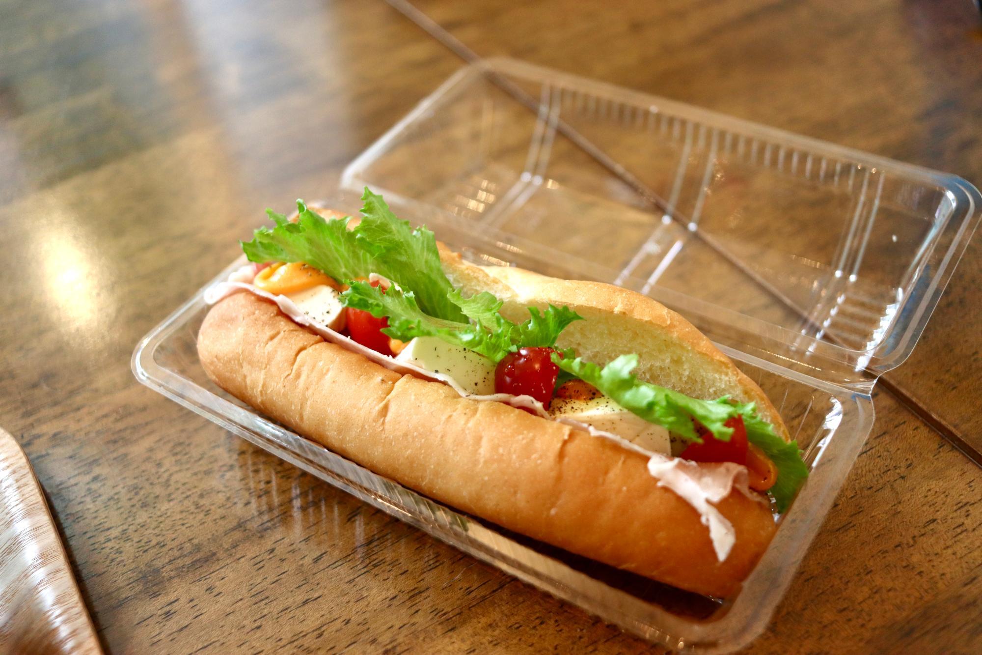 「生ハムクリームチーズサンド」（500円）