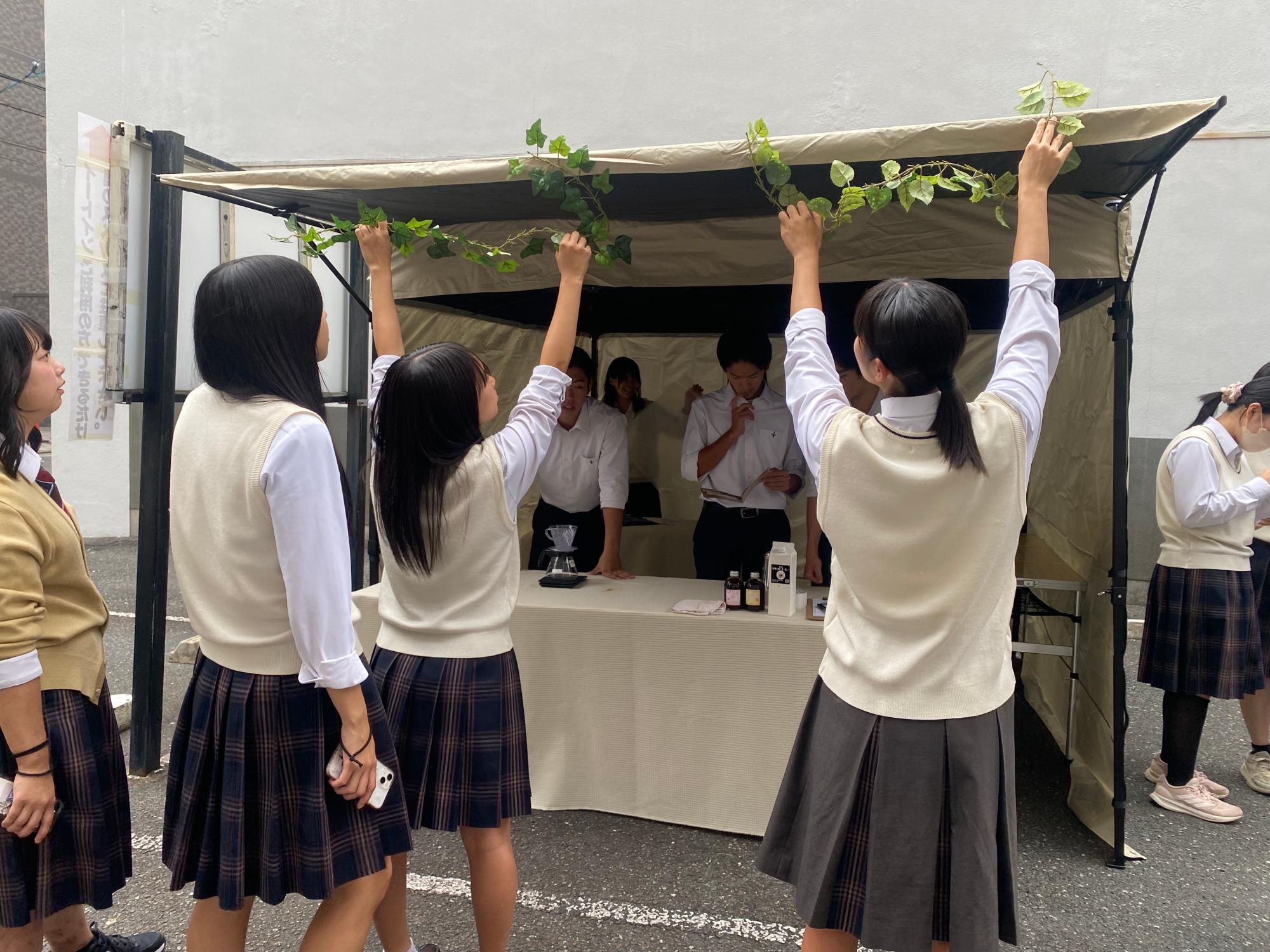 その場のアイディアで飾り付け！