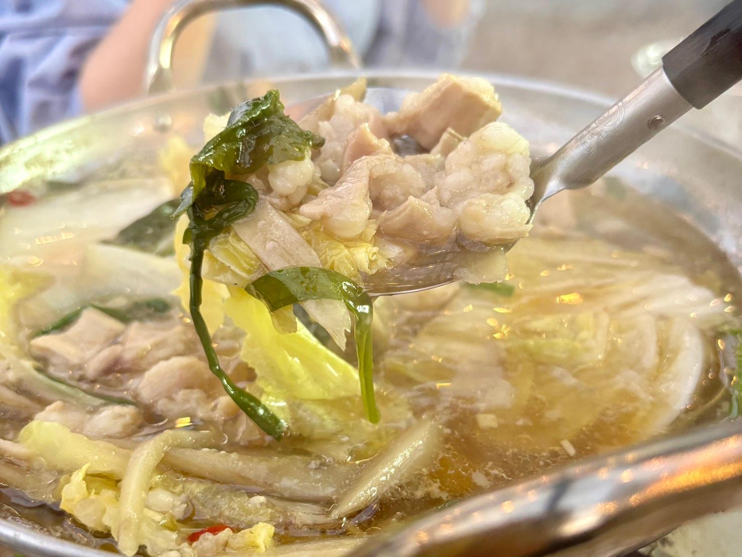 ぷるぷる食感と濃厚スープが絡む、王道もつ鍋