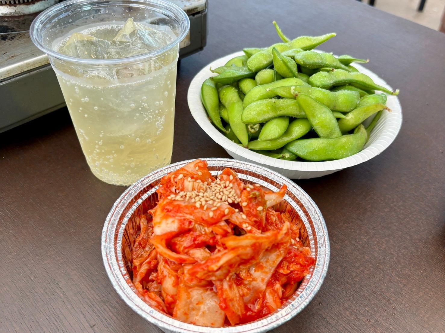 箸休めにぴったり、枝豆と白菜キムチの定番セット