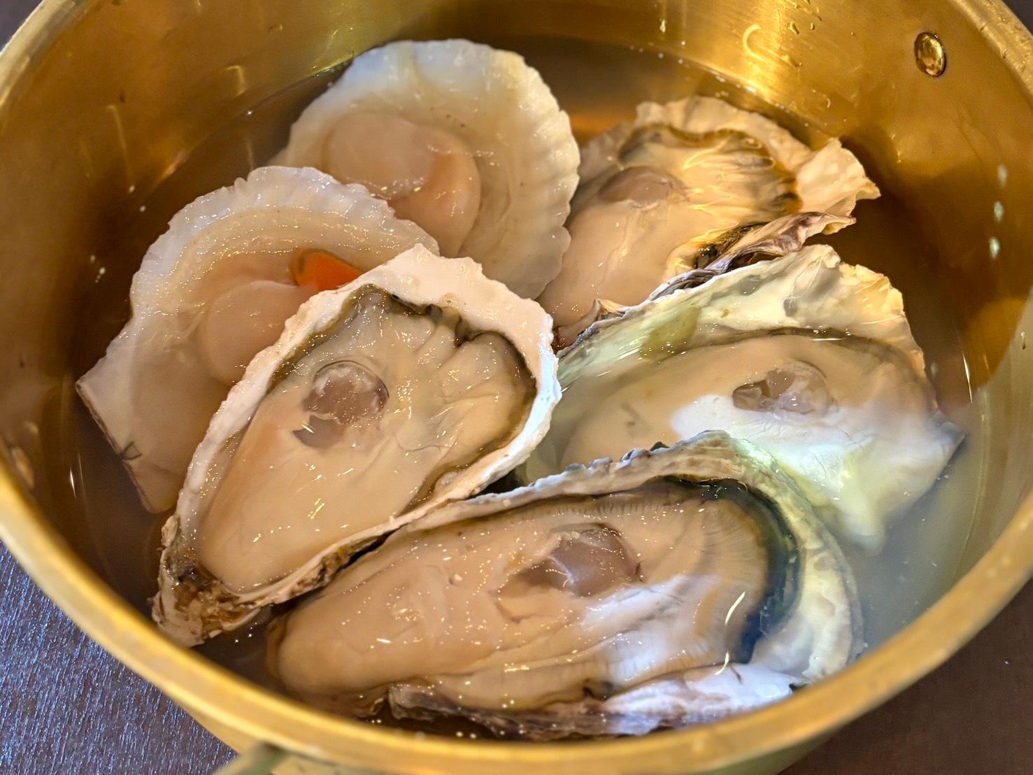 蒸気で旨味を閉じ込めた、牡蠣と帆立のカンカン焼き
