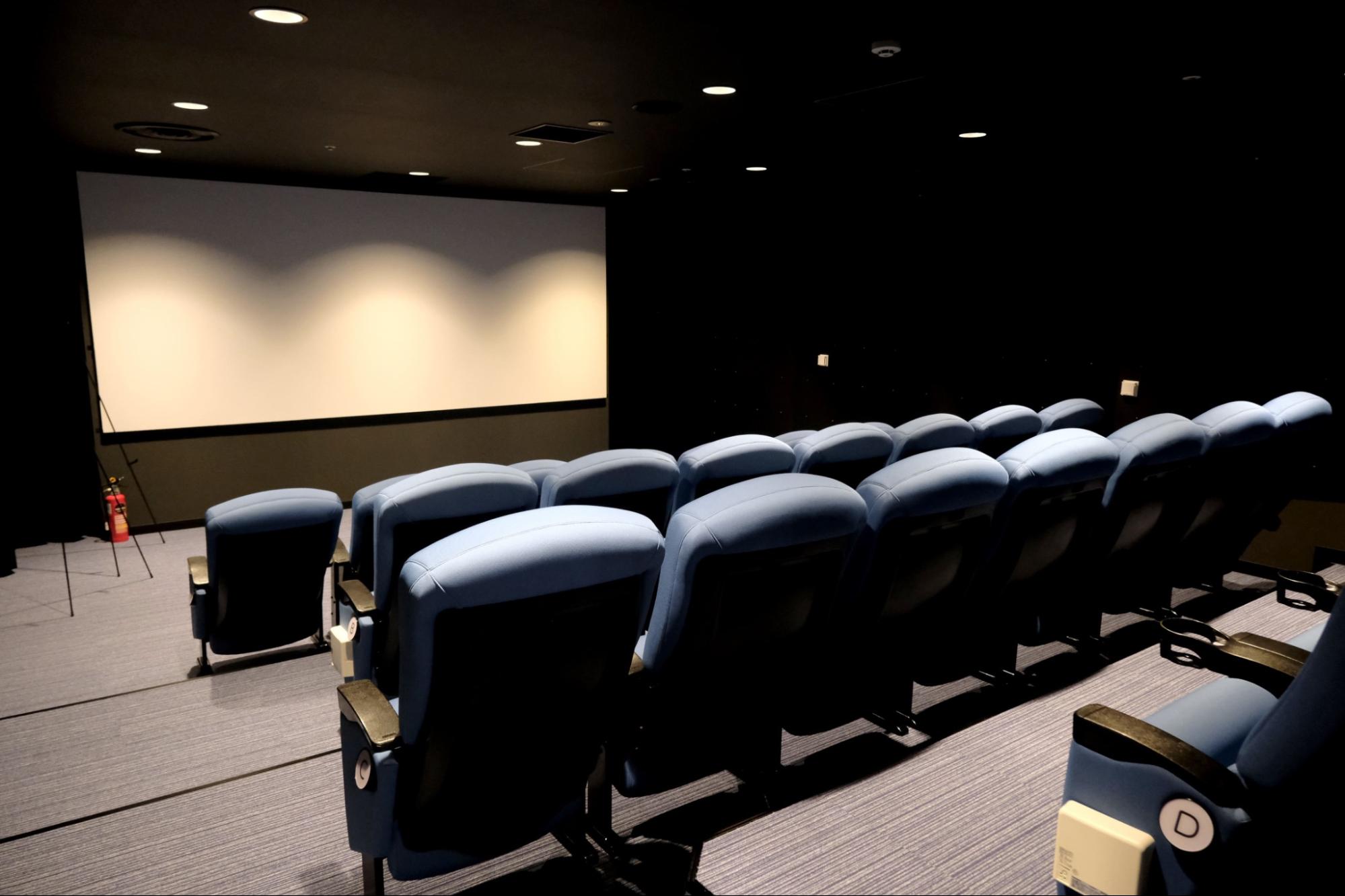 日本初！空港に映画館？国内で唯一、那覇空港だけにある常設ミニシアター「ファミンチュシアター」で